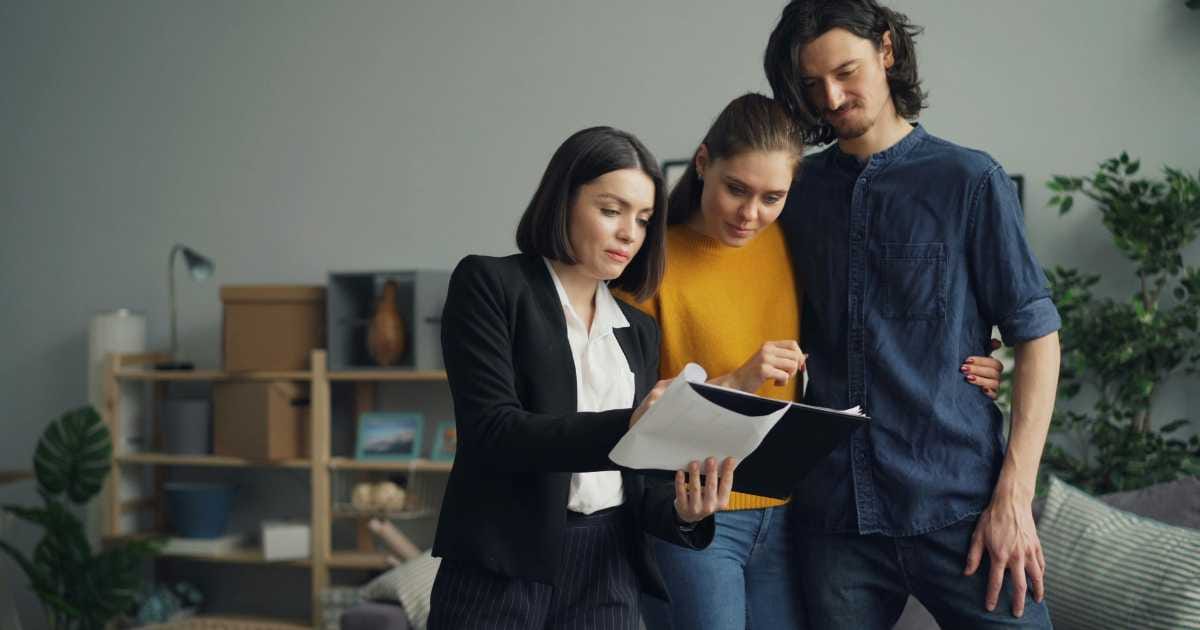 Le prêt relais en 2025 : réussir son achat-revente grâce à la double expertise chasseur + courtier