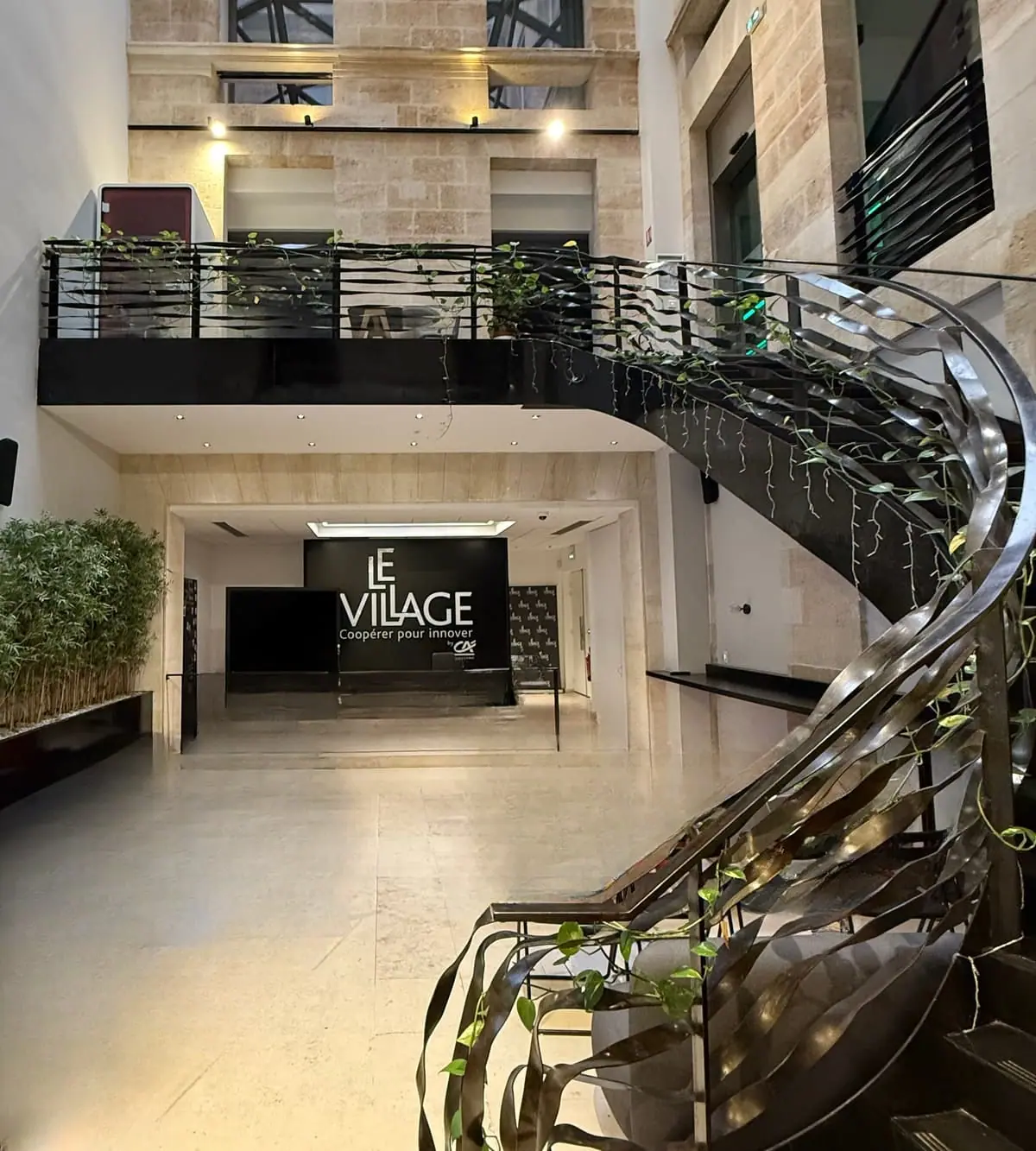 L'atrium du Village by CA à Bordeaux, où se trouve l'agence Zestia