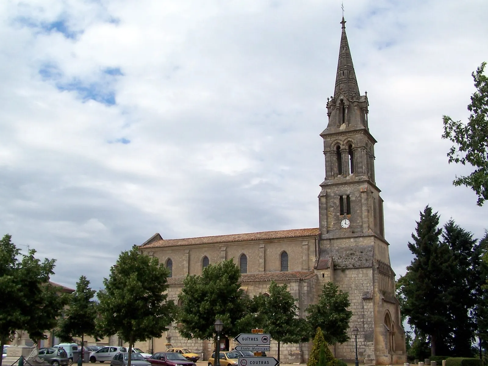 L’église Saint-Pierre d’Abzac et son clocher, dans le bourg