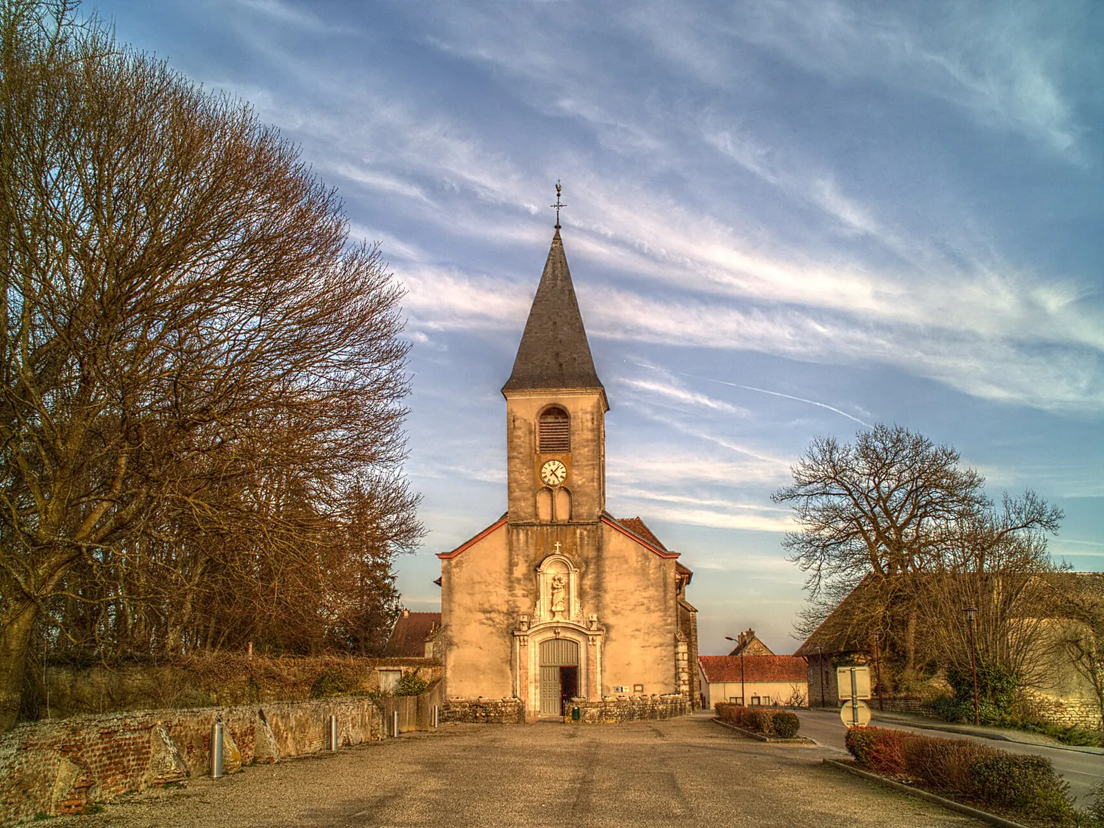 La façade de l’église de la Nativité d’Allerey-sur-Saône et son clocher, au soleil couchant