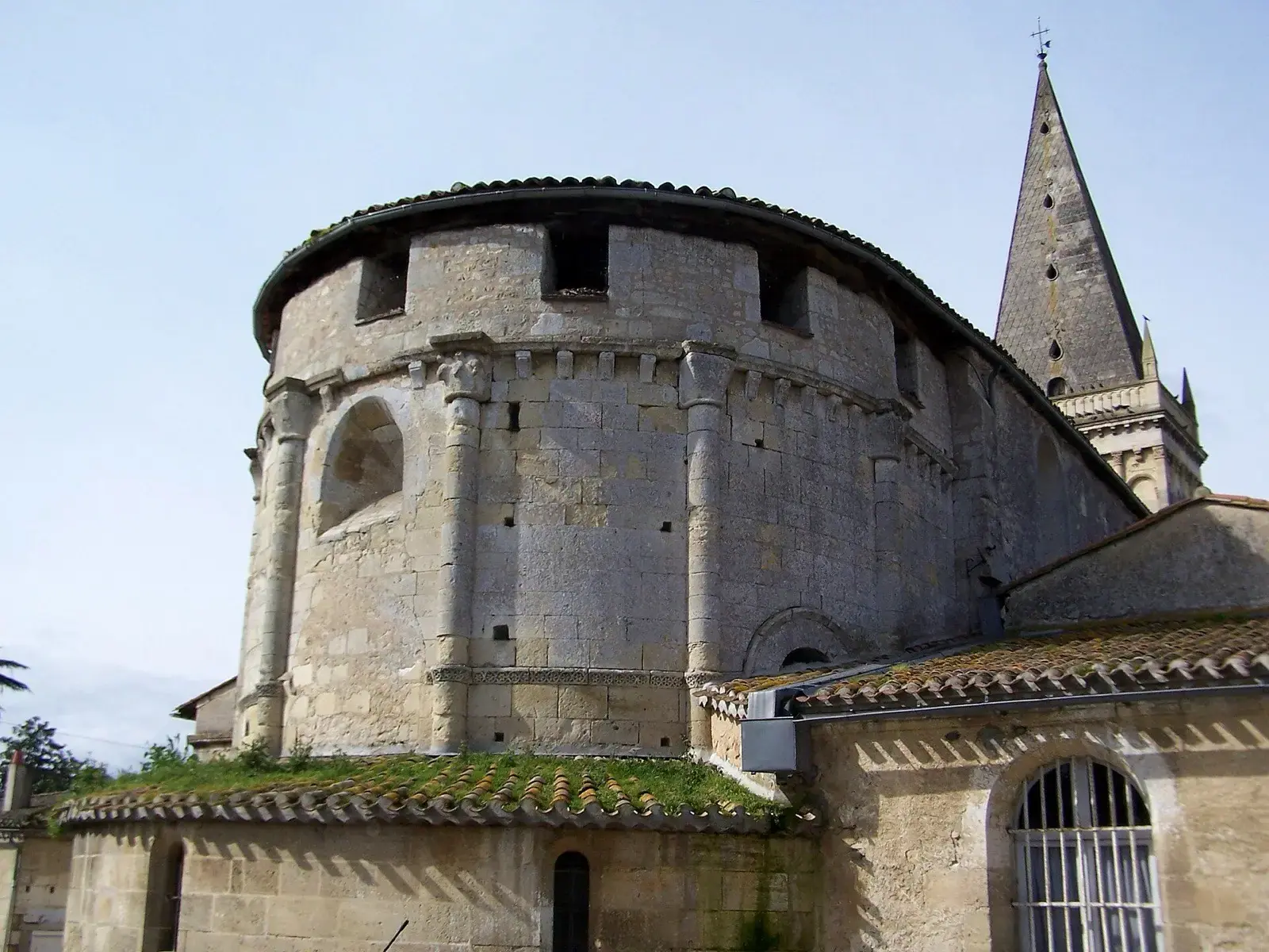 Le chevet roman de l'église Saint-Pierre, dans le bourg d'Ambarès