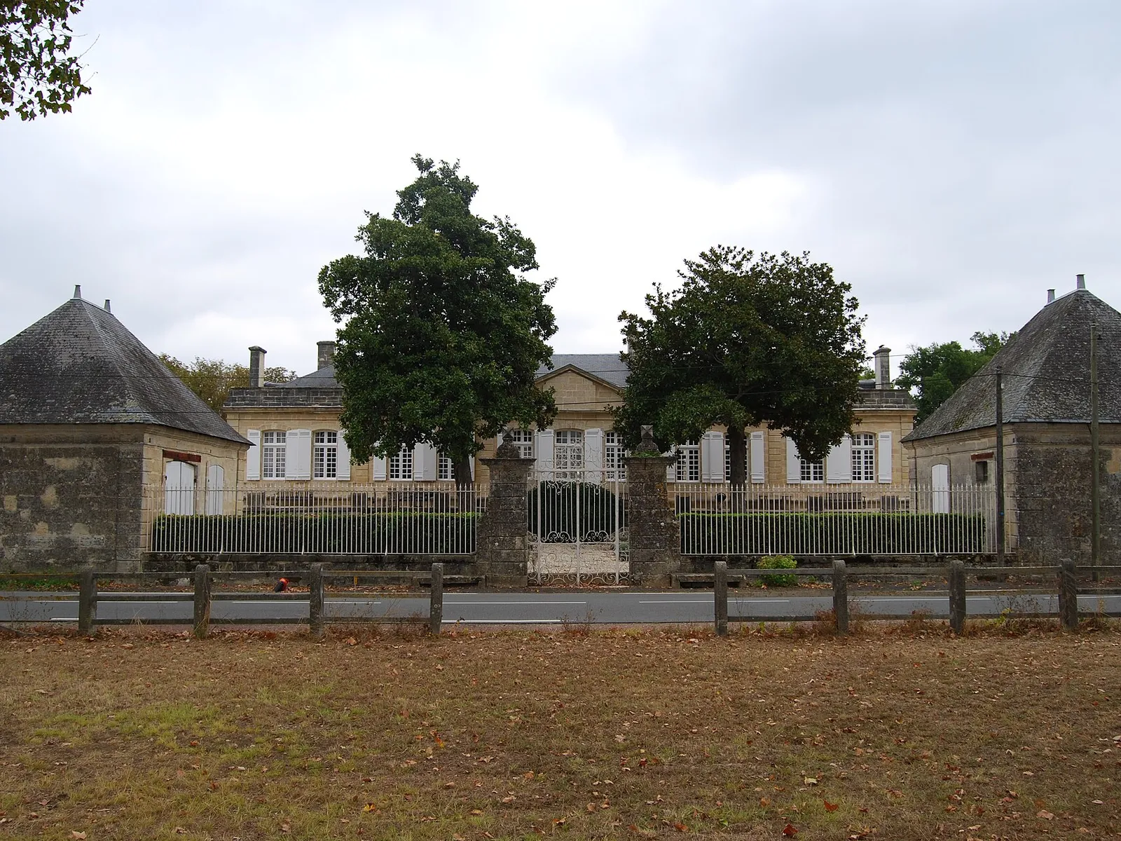 La grille et les deux pavillons du château de Sainte-Barbe, à Ambès