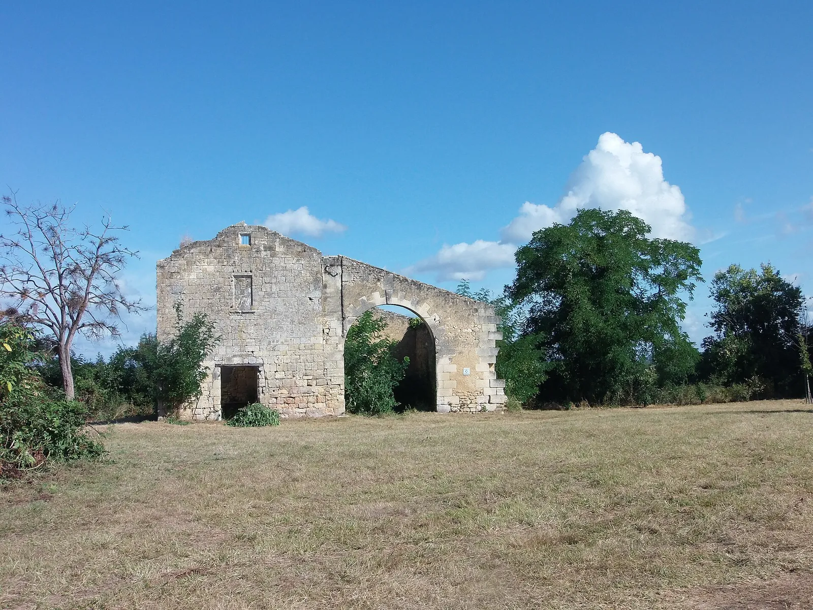 Les ruines de la commanderie d’Arveyres sous un ciel bleu