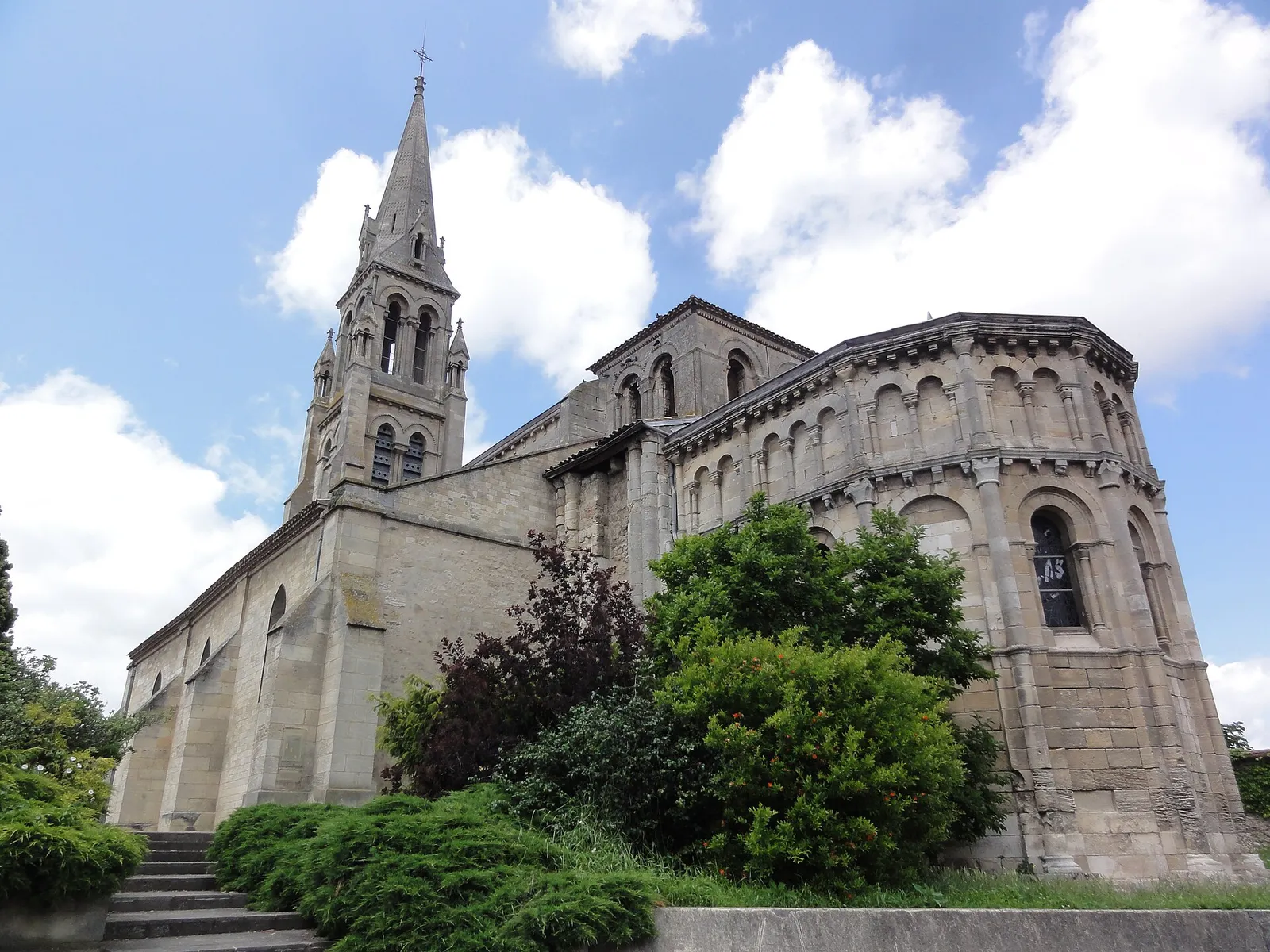 Le chevet et le clocher de l’église Saint-Pierre de Bassens