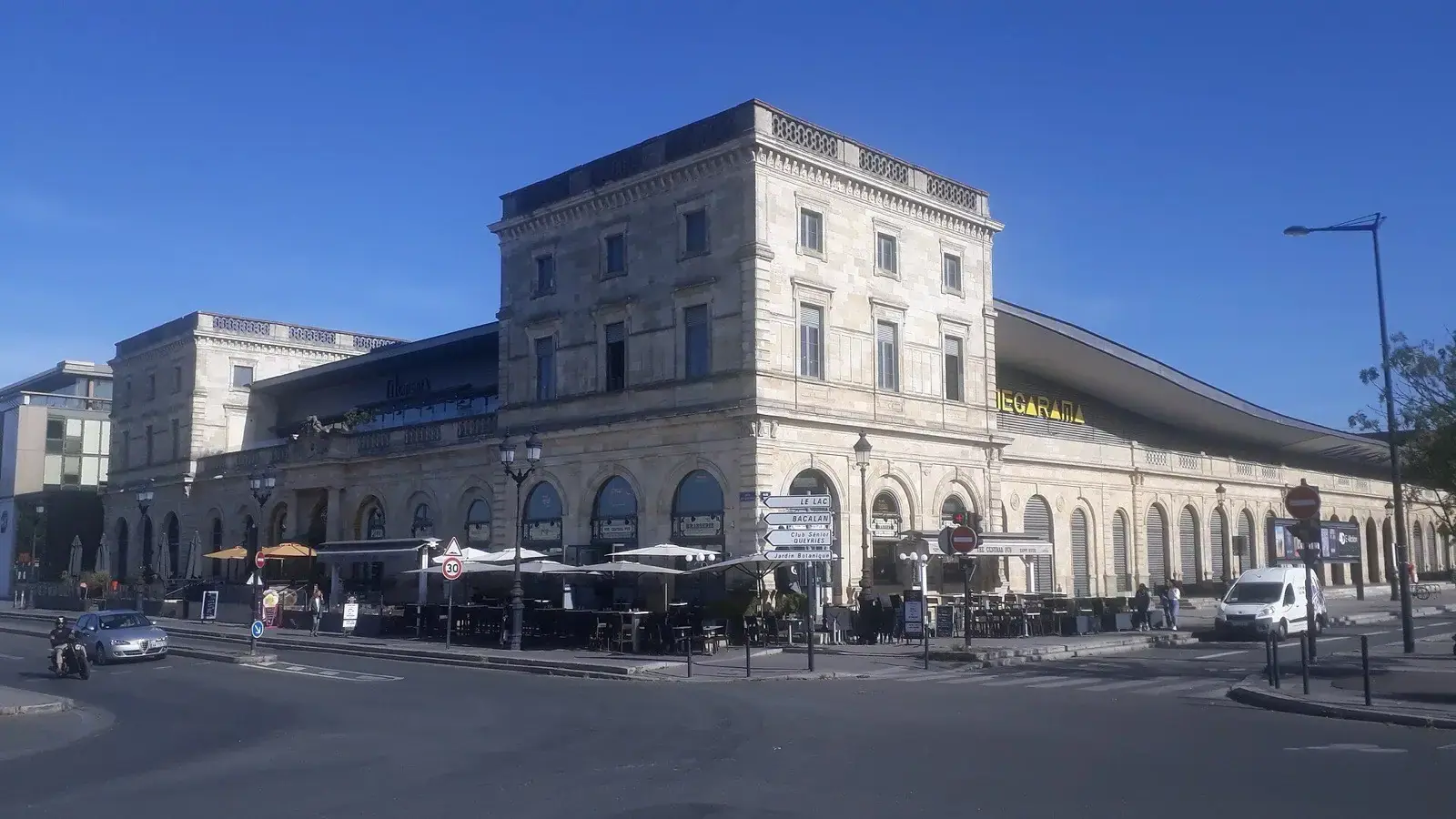 L'ancienne gare d'Orléans, reconvertie en cinéma, près de la place Stalingrad