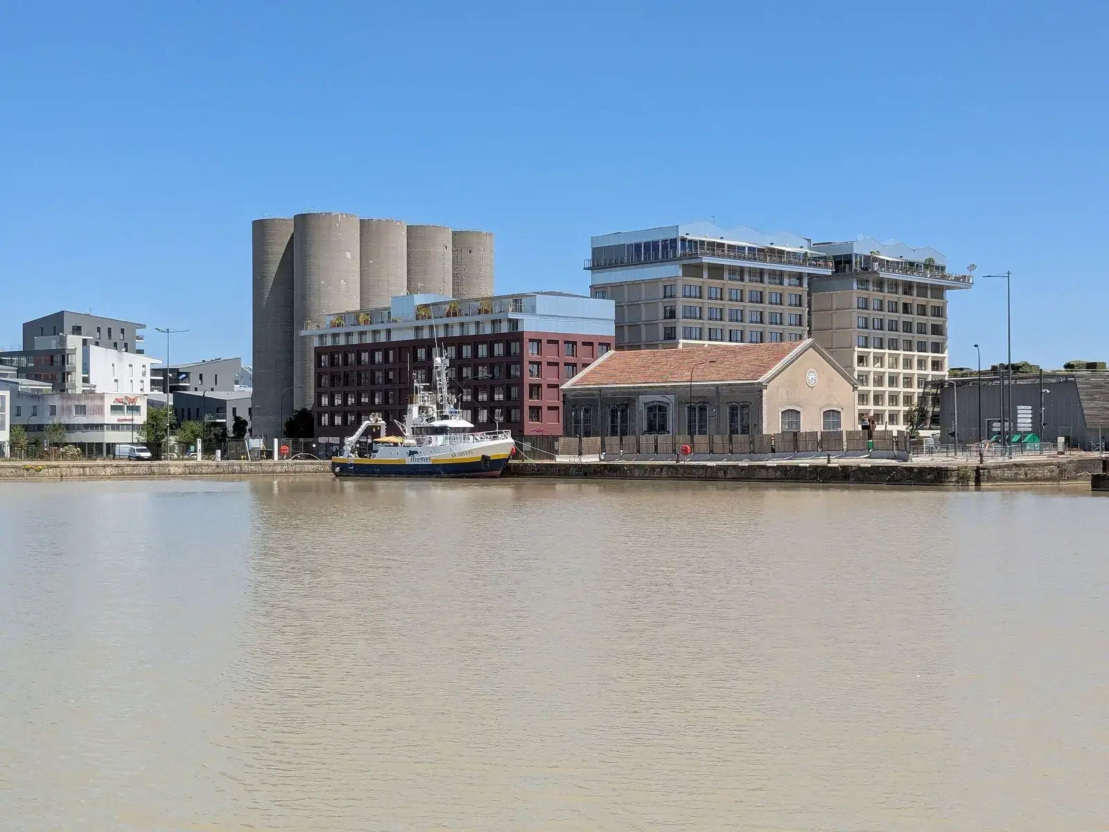 Les Bassins à flot : silos, immeubles récents et bateau à quai