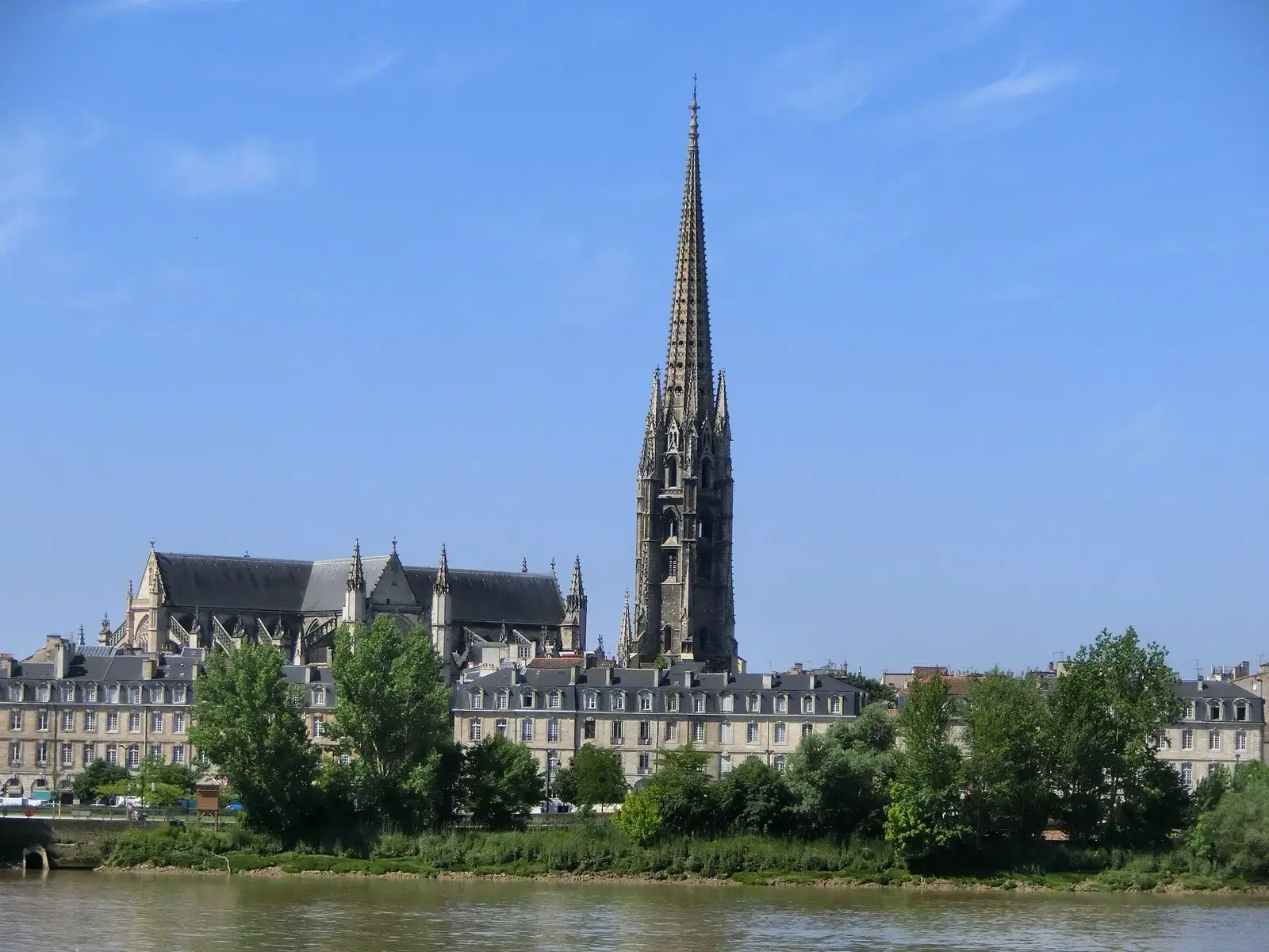 La basilique et la flèche Saint-Michel au-dessus des quais
