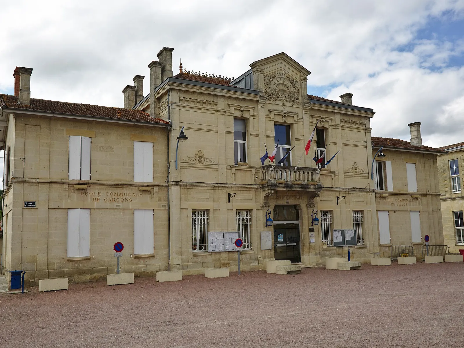 La mairie de Branne, bâtiment en pierre qui abritait aussi l’école communale de garçons