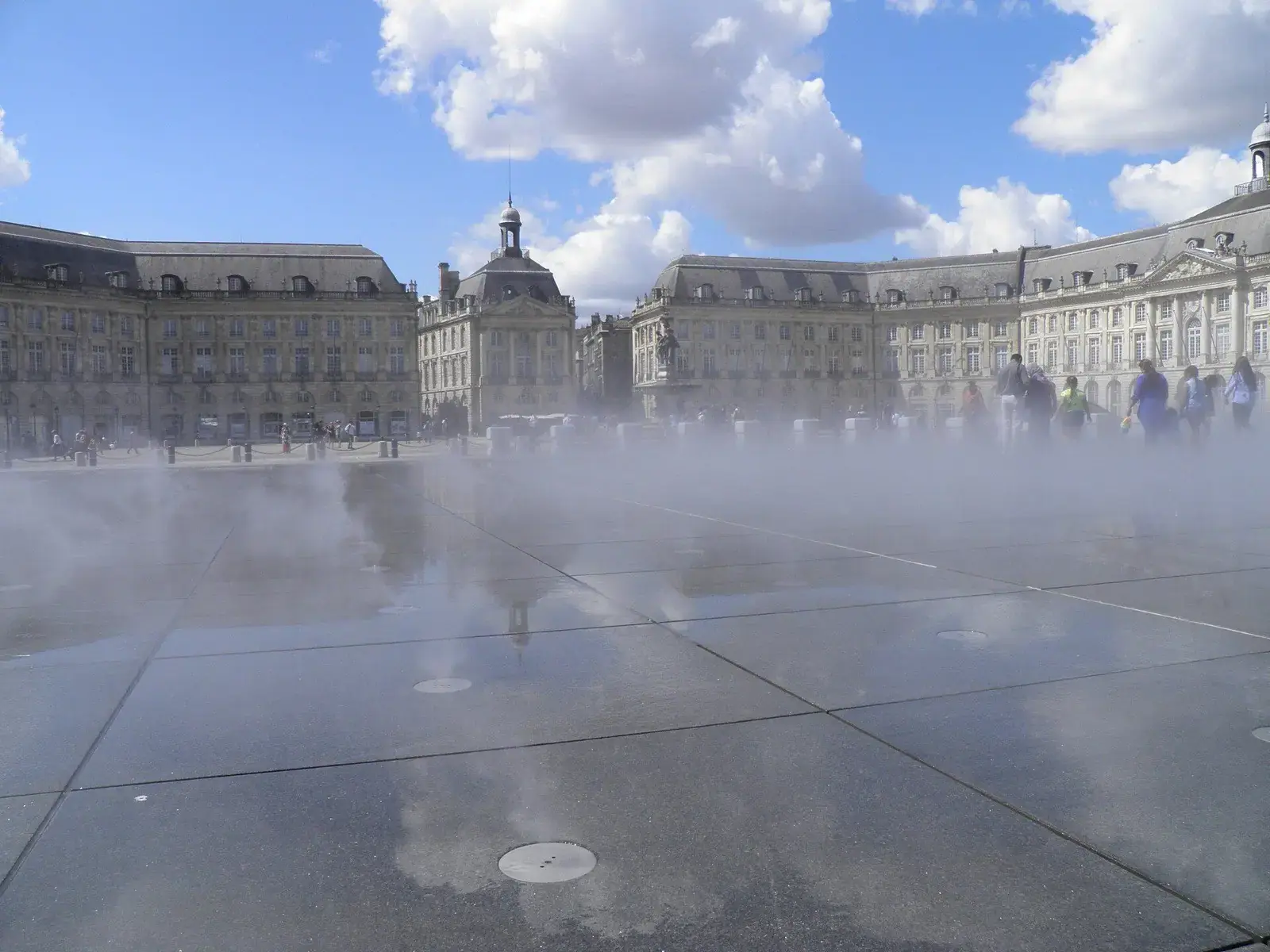Le miroir d'eau devant la place de la Bourse
