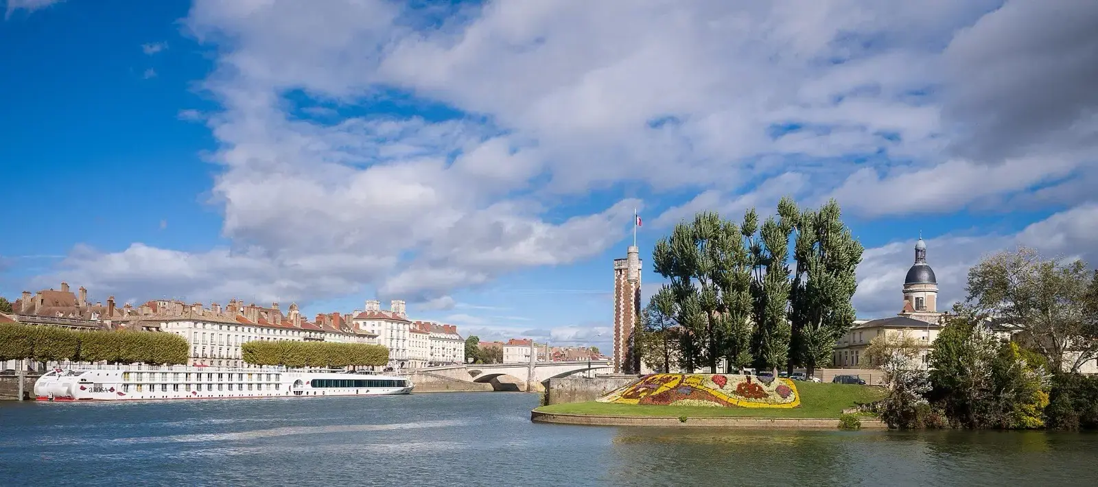 Panorama de la Saône, des quais et de l'île Saint-Laurent avec la tour du Doyenné