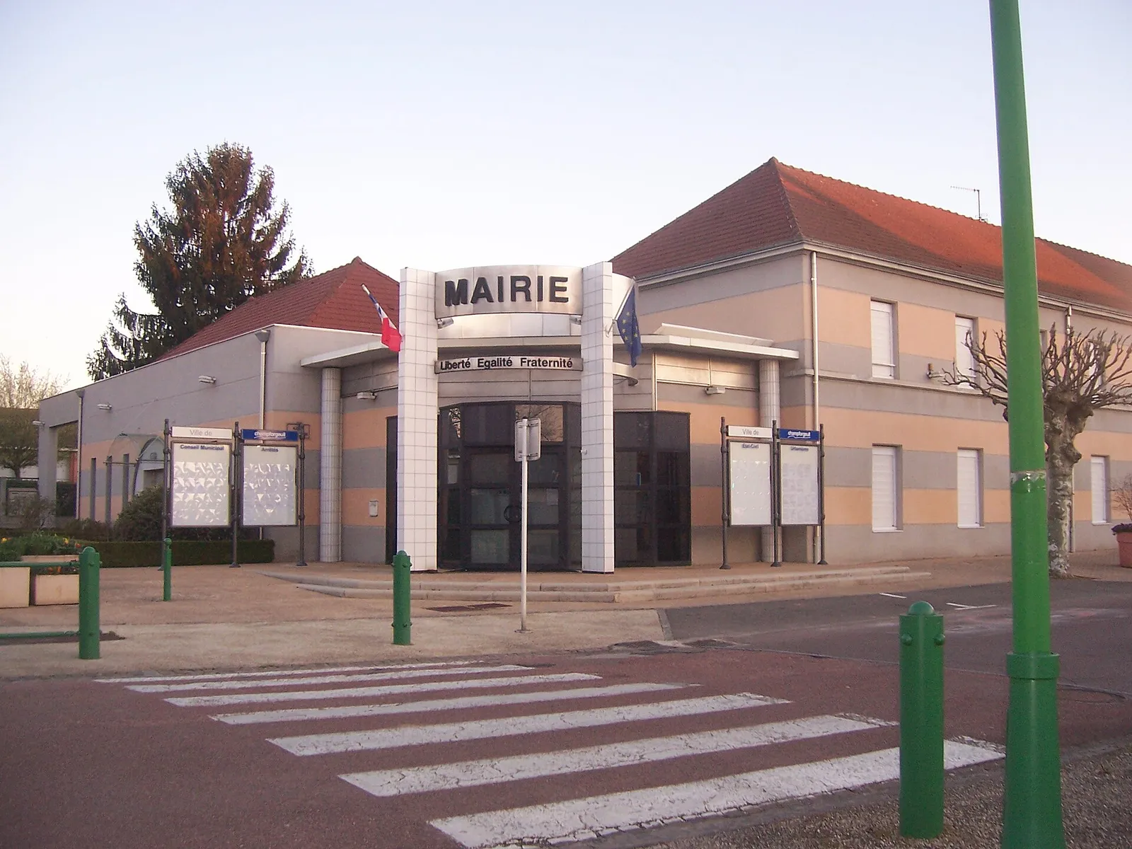 La mairie de Champforgeuil et son parvis, en fin de journée