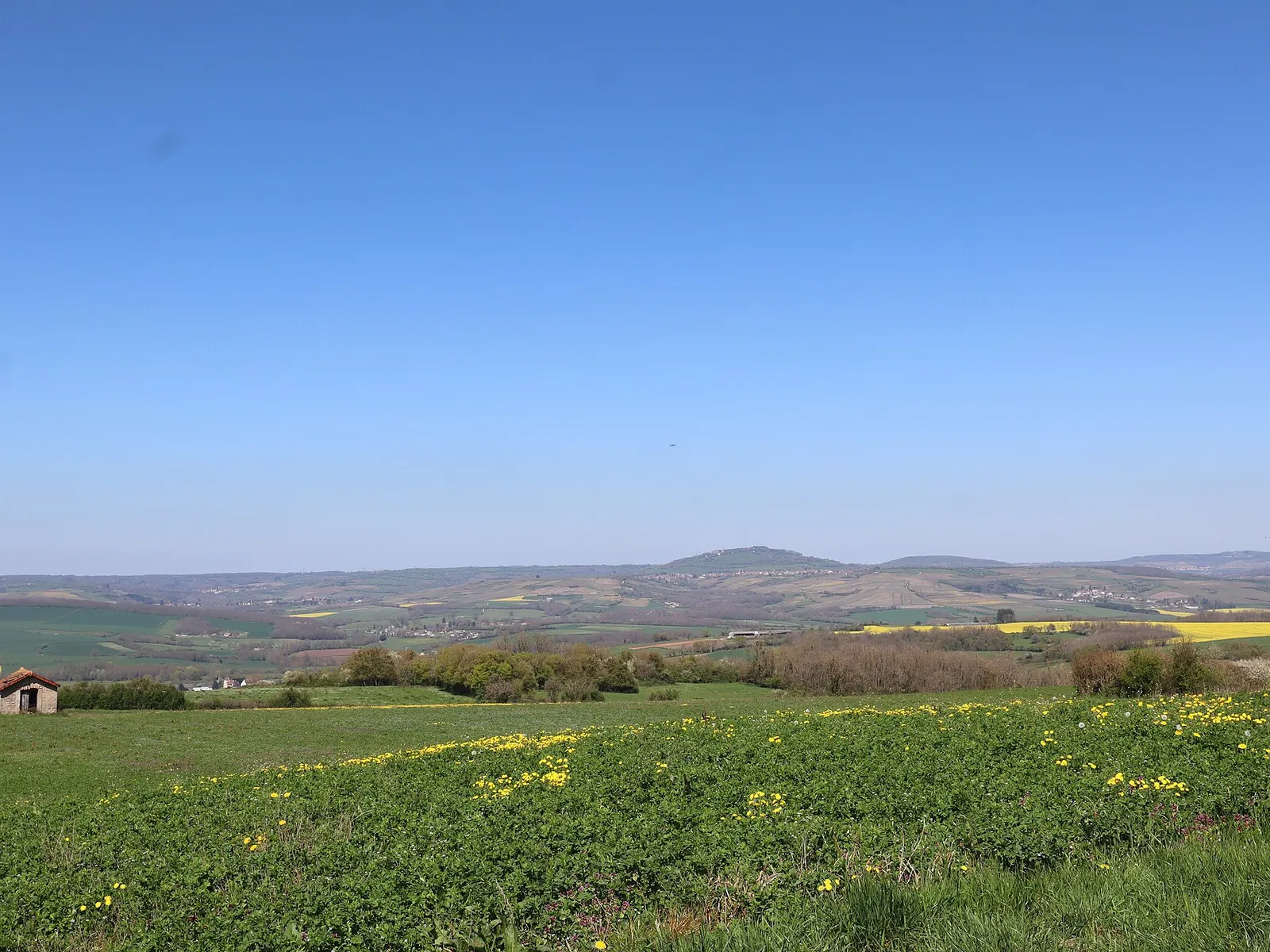 Vue depuis la route des Crêtes de Charrecey sur les prés et les monts voisins, par temps clair