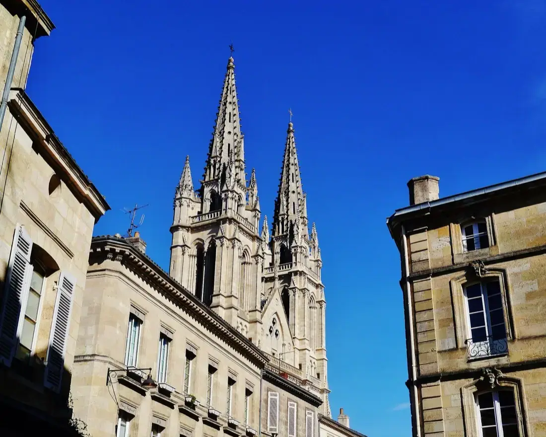 Les flèches de l'église Saint-Louis-des-Chartrons au-dessus des façades en pierre