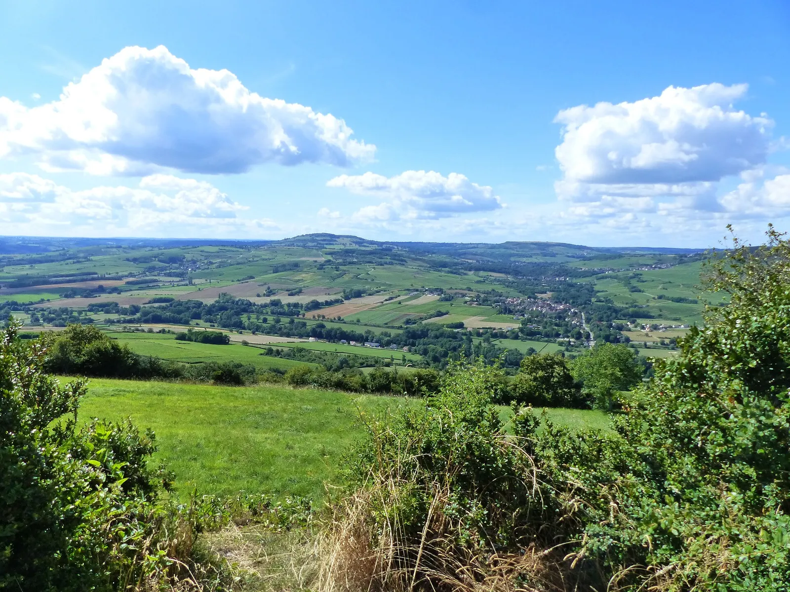Vue sur la campagne et les villages voisins depuis le plateau du camp préhistorique de Chassey-le-Camp