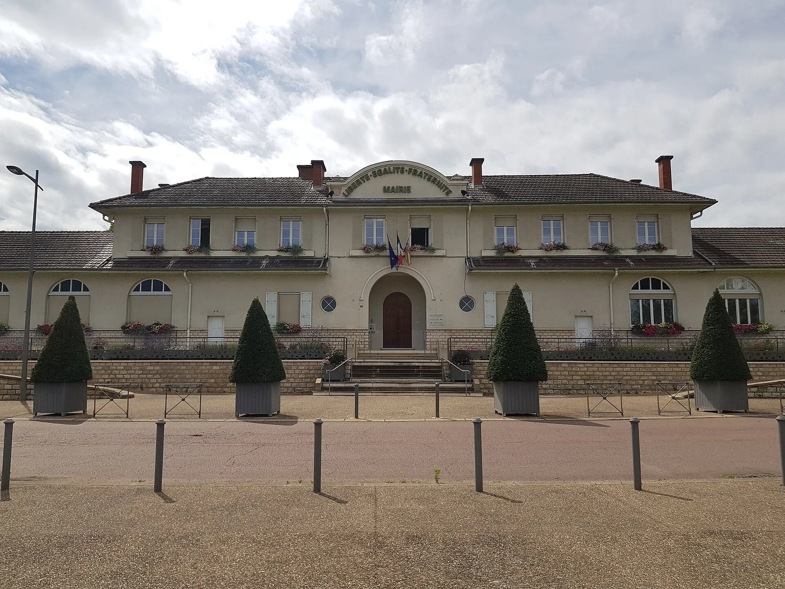 La mairie de Châtenoy-le-Royal, bâtiment à fronton et perron fleuri
