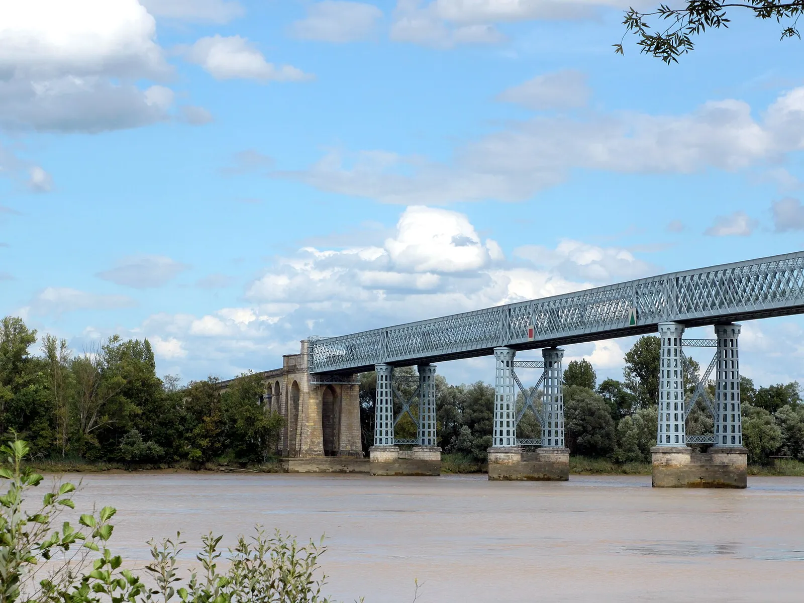 Le pont Eiffel de Cubzac-les-Ponts au-dessus de la Dordogne, avec ses arches de pierre