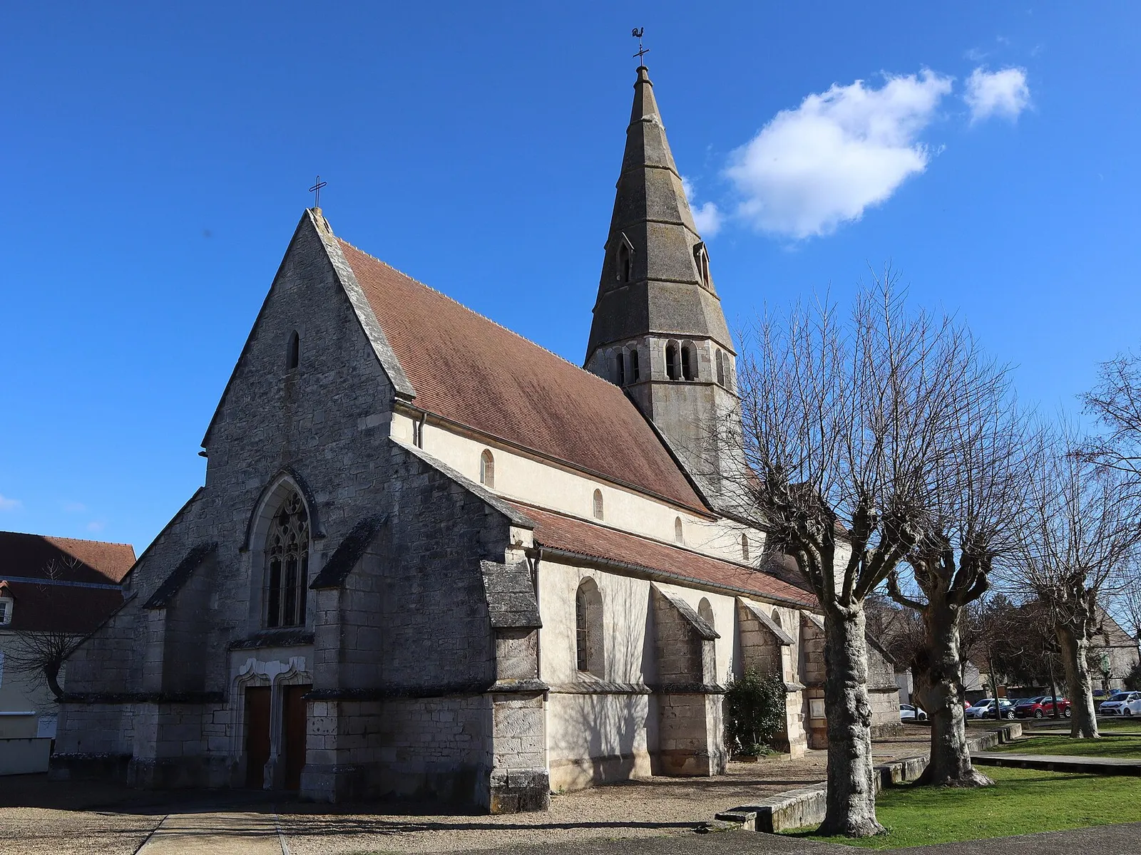 L’église gothique Saint-Martial de Demigny et son clocher de pierre