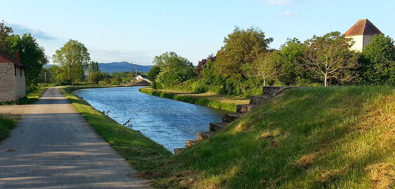 La voie verte le long du canal du Centre à Dennevy, sous un ciel dégagé