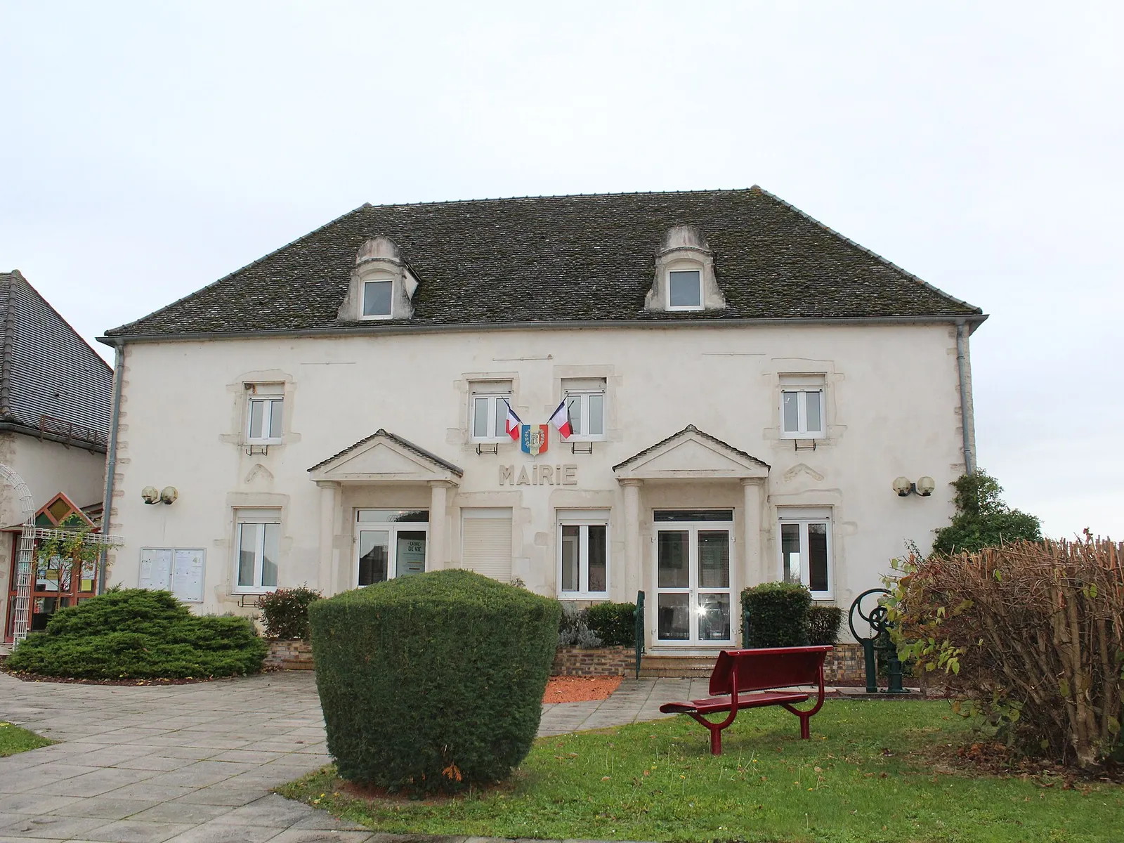 La mairie d’Épervans et son jardin