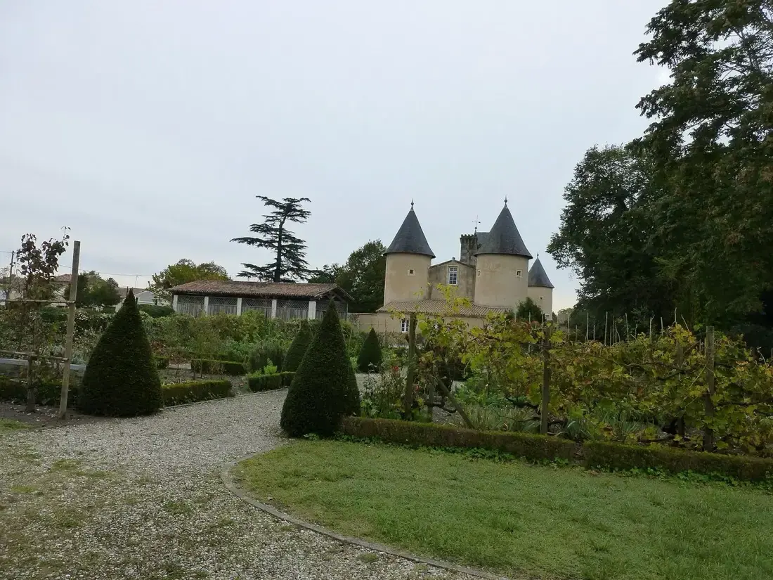Le château Lescombes et ses jardins