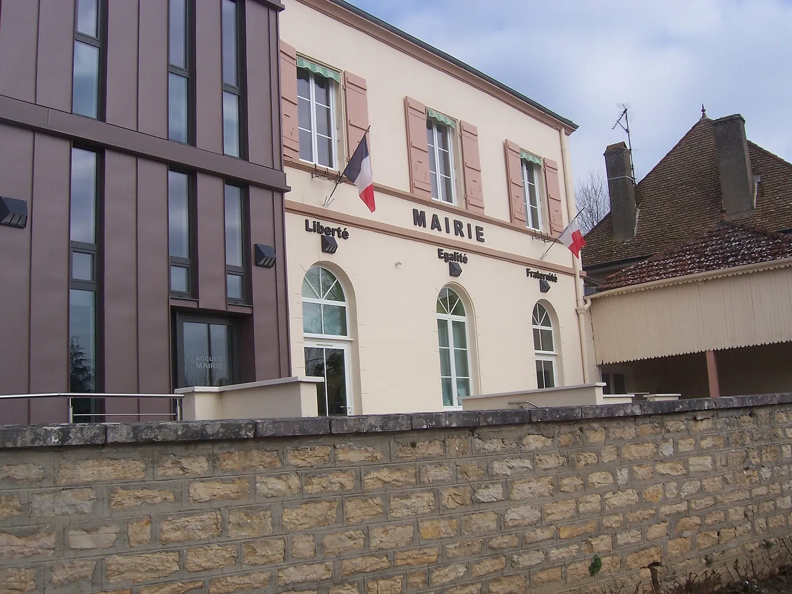 La mairie de Farges-lès-Chalon et son extension contemporaine, derrière un mur de pierre