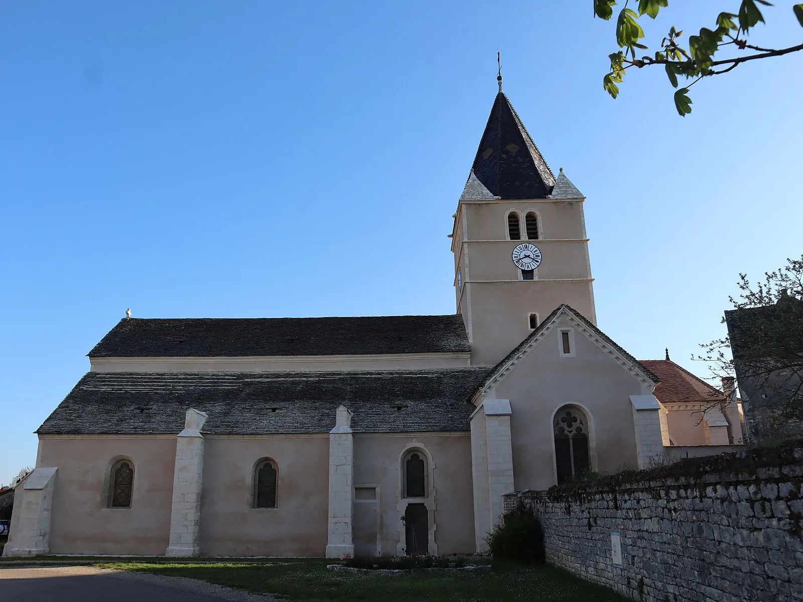 L’église Saint-Just de Fontaines, son clocher à flèche et sa nef, sous un ciel bleu