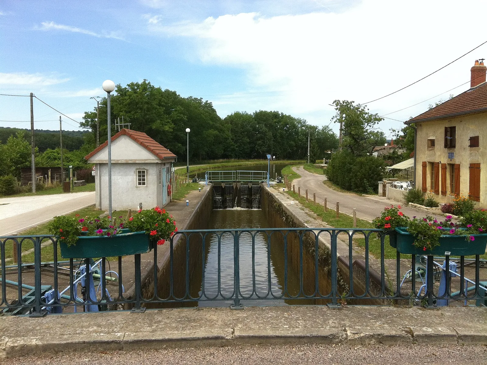 L’écluse du canal du Centre à Fragnes, sa passerelle fleurie et la cabane de l’éclusier