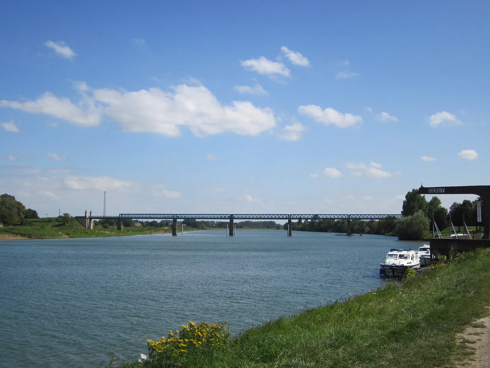 La Saône à Gergy, la halte avec ses bateaux et le pont Boucicaut vers Verjux