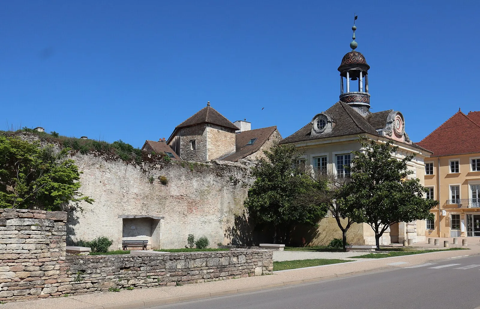 L’hôtel de ville de Givry, bâti au XVIIIe siècle dans une ancienne porte de la ville