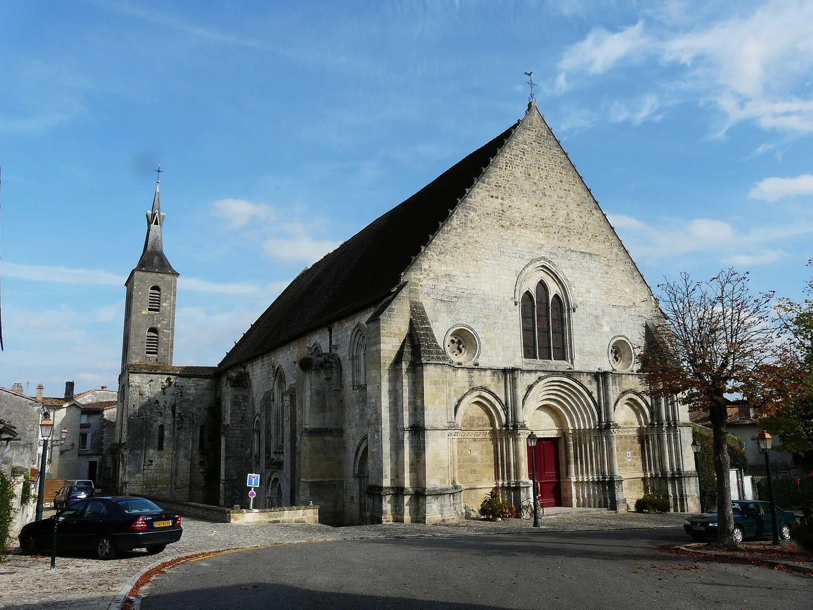 L’ancienne abbatiale Notre-Dame de Guîtres et son clocher