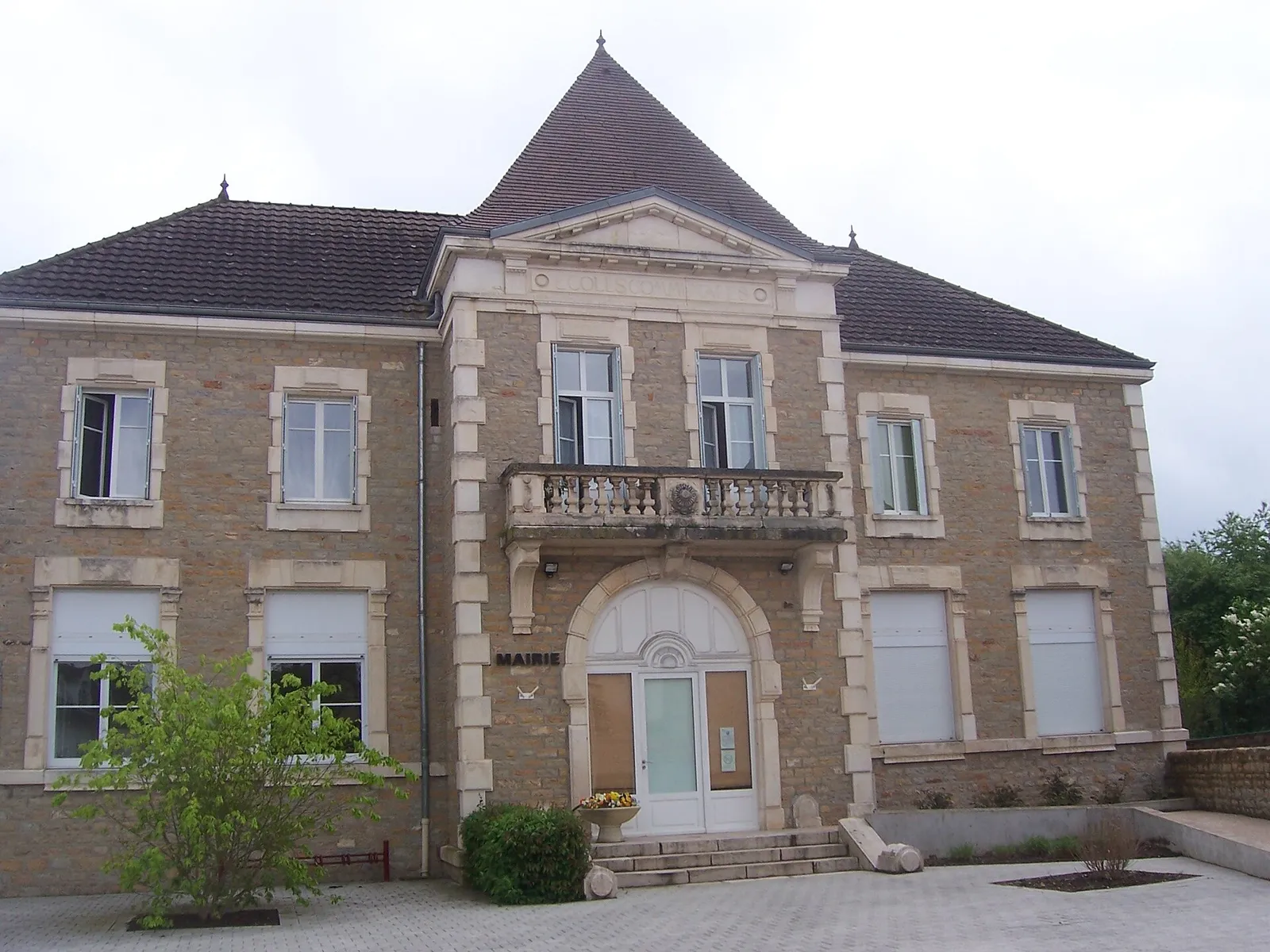 La mairie de La Charmée, bâtiment de pierre à balcon et toit pointu