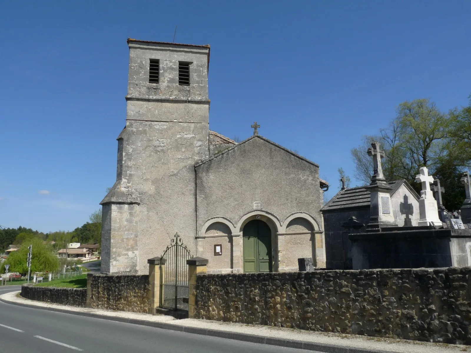 L’église Saint-Pierre de Lagorce, son clocher carré et son mur de pierre