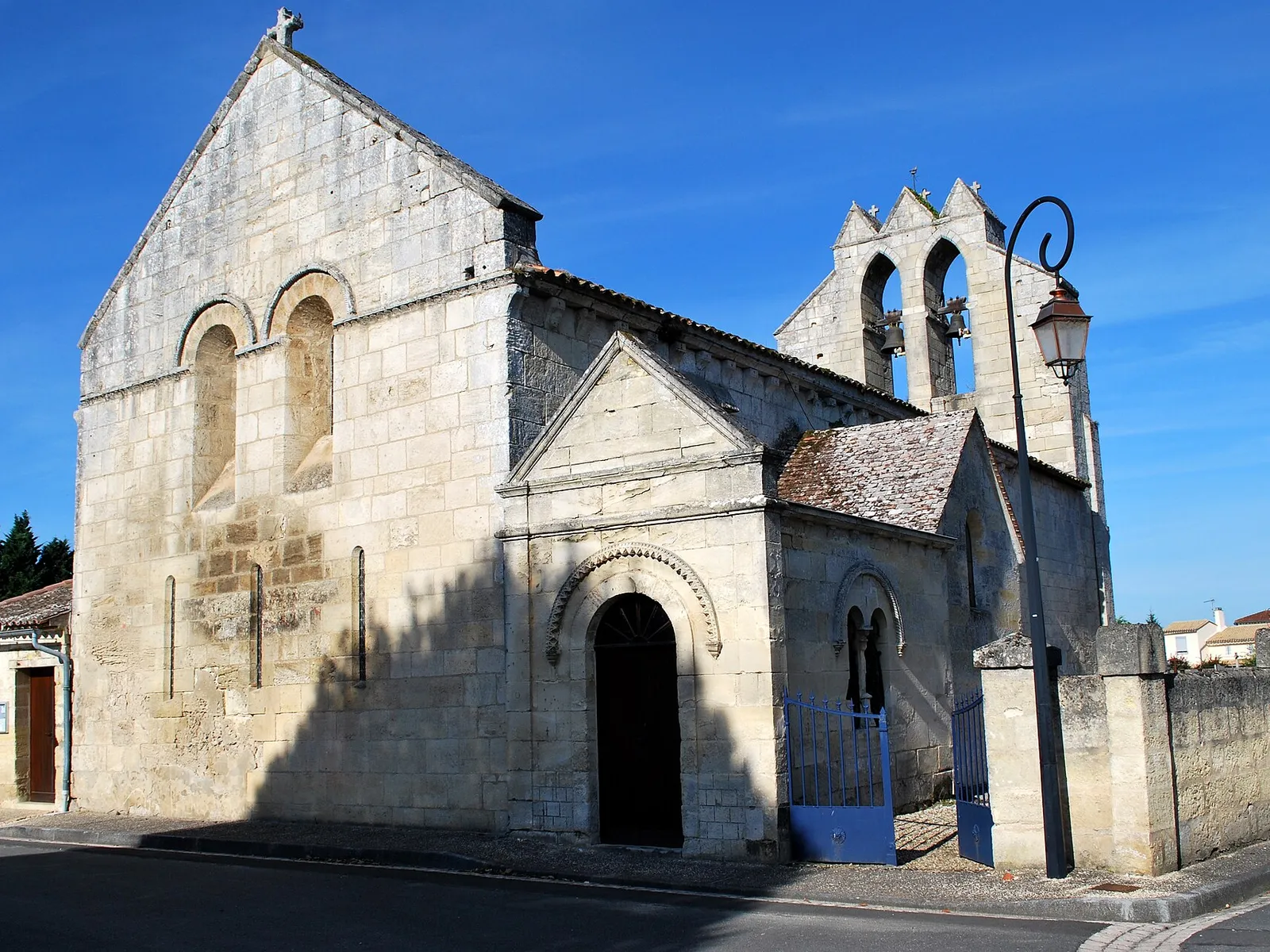 L’église Saint-Jean de Lalande-de-Pomerol, du XIIe siècle, et son clocher-mur, au bord de la rue du bourg