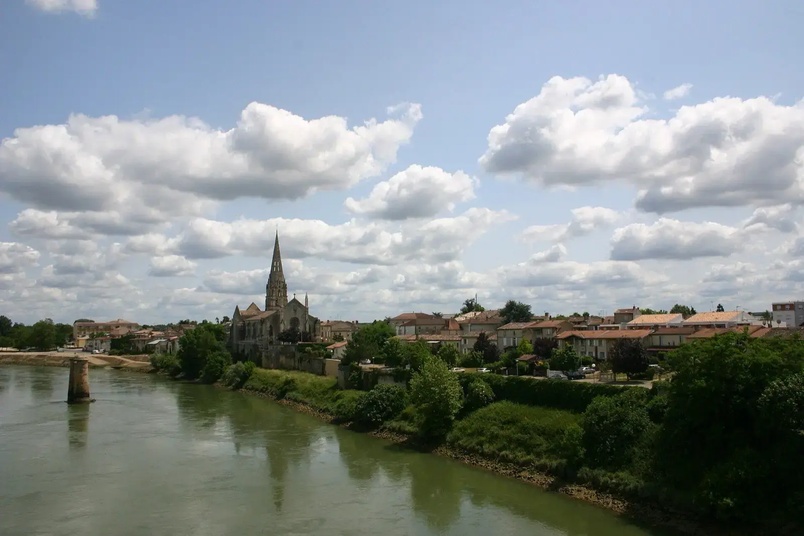 Langon et l'église Saint-Gervais vues depuis le pont sur la Garonne