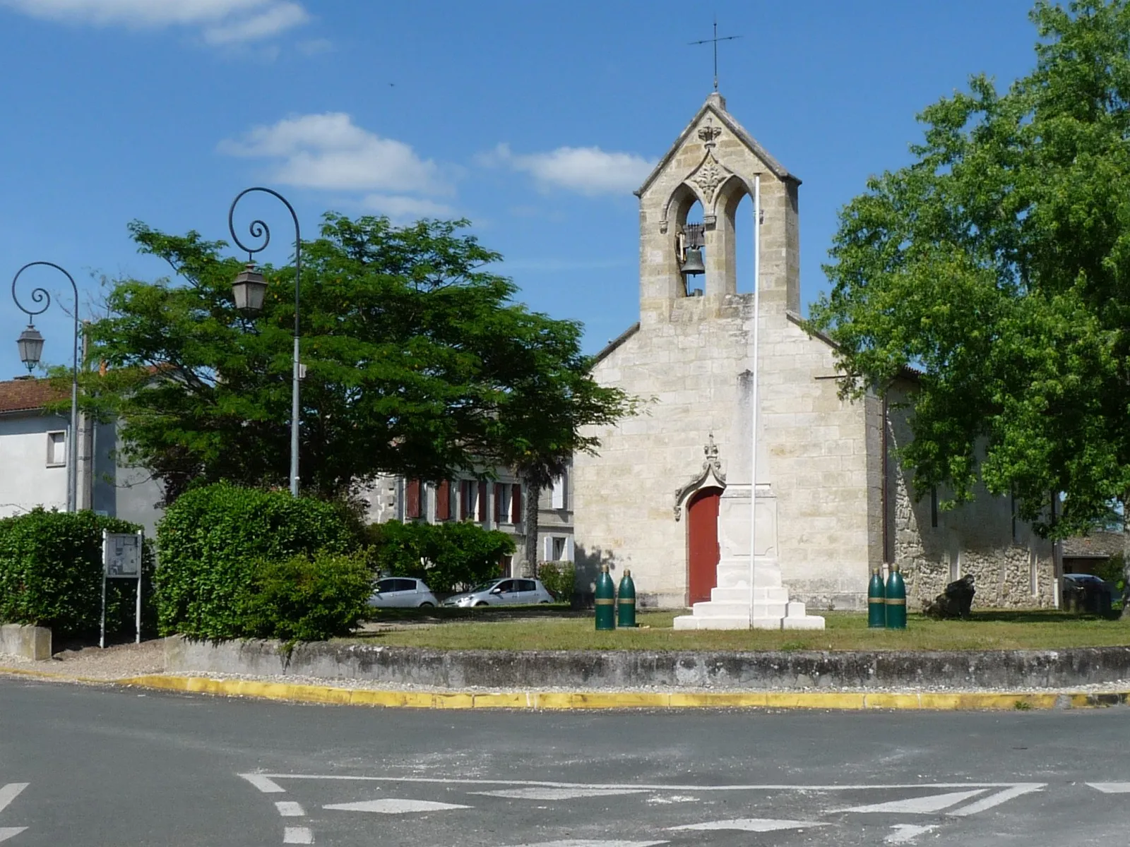L’église Saint-Georges des Billaux et son clocher-mur, avec le monument aux morts