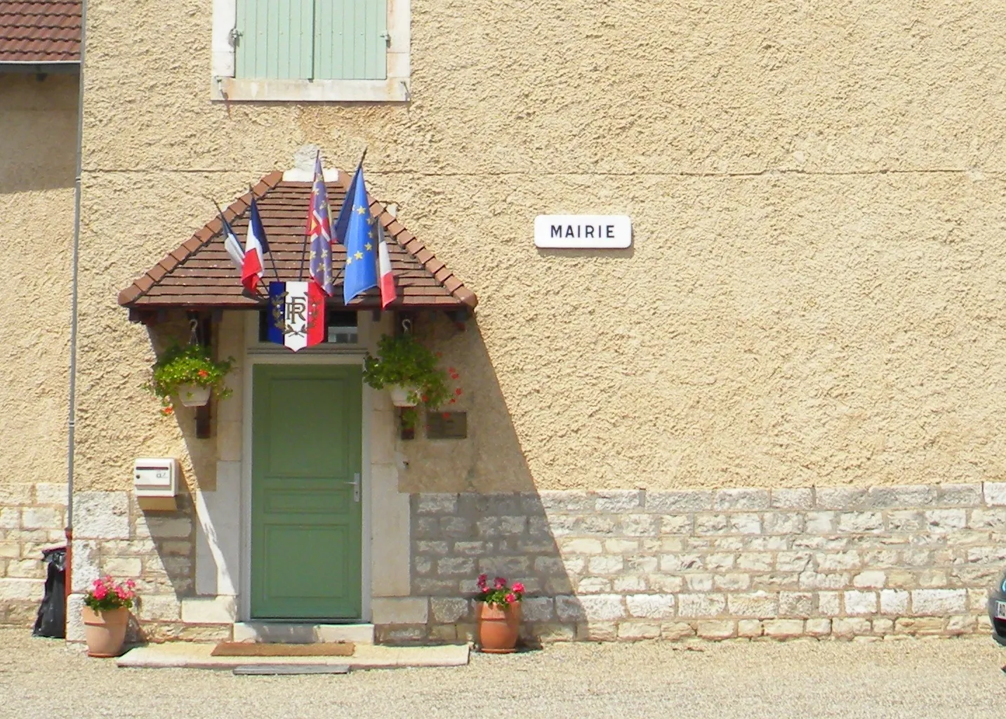 L’entrée de la mairie de Lessard-le-National, pavoisée et fleurie