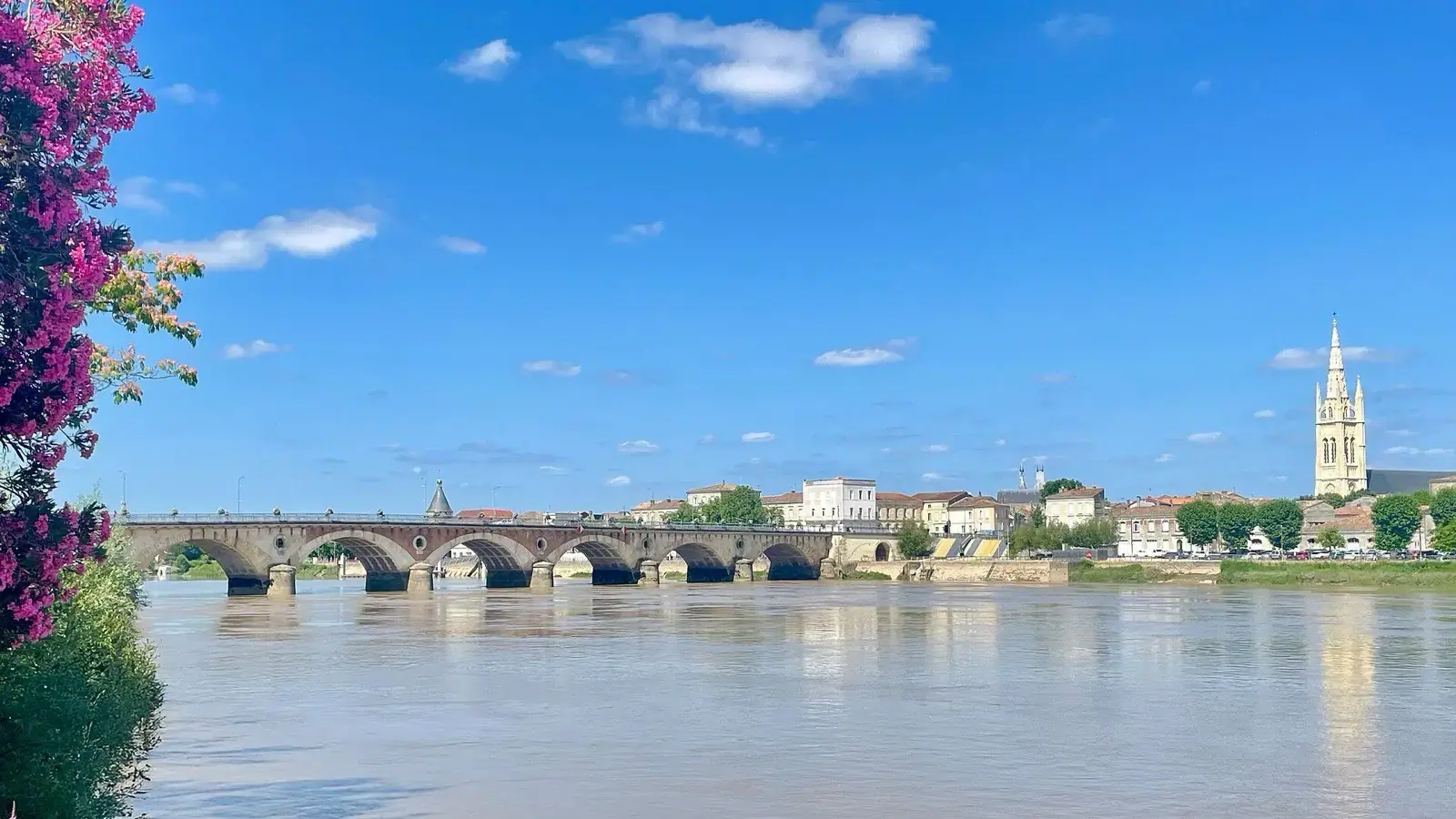 Le pont de pierre sur la Dordogne, à Libourne