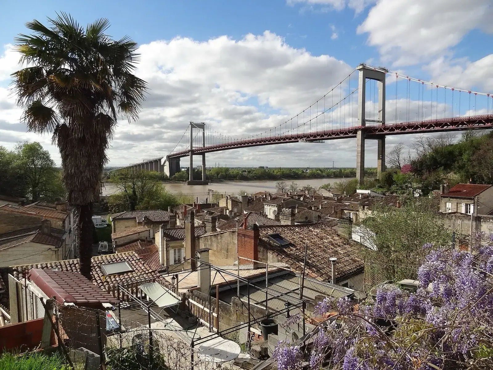 Les toits du vieux Lormont et le pont d'Aquitaine au-dessus de la Garonne