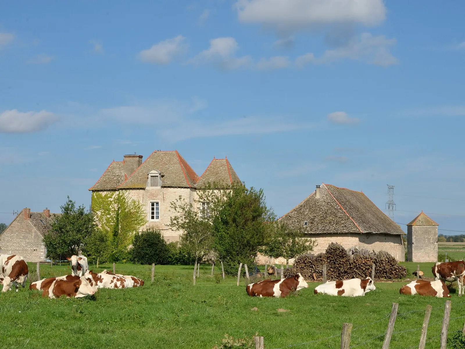 La ferme de la Cour Basse, bâtie en 1680, au milieu des prés de Lux