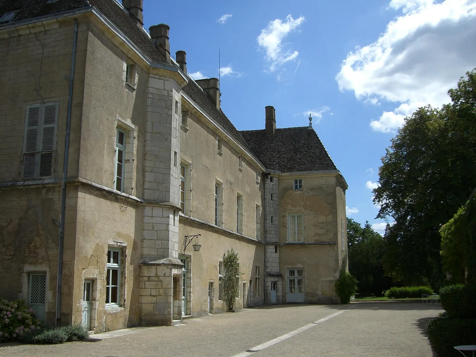 Le corps de logis du château de Germolles, ancienne résidence des ducs de Bourgogne, à Mellecey