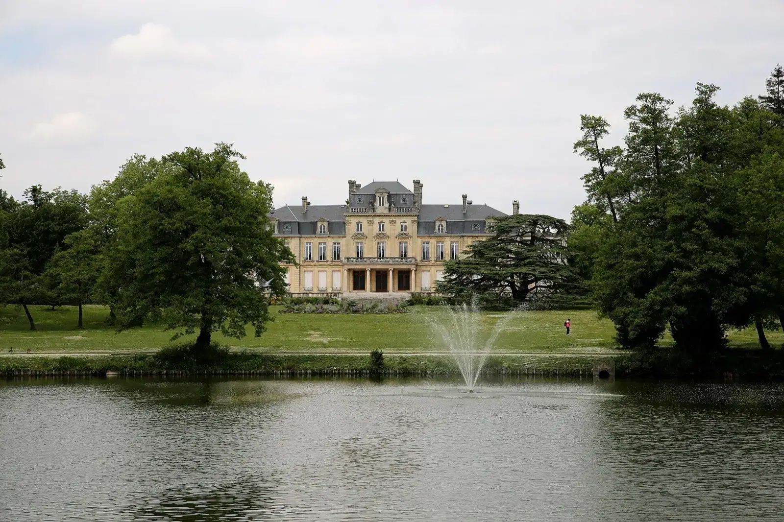 Le château et le plan d'eau du parc de Bourran