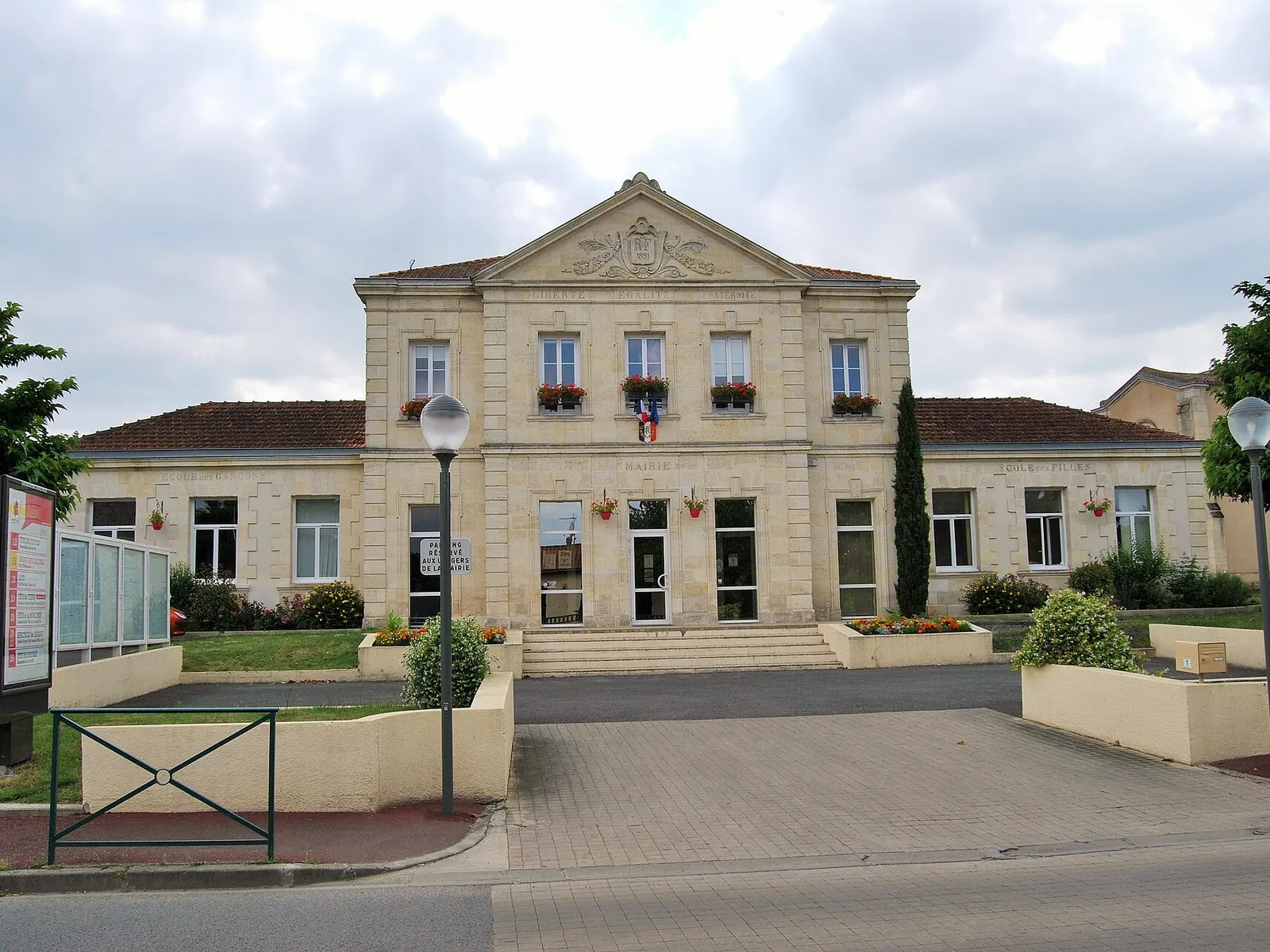 La mairie de Montussan et ses deux ailes en pierre