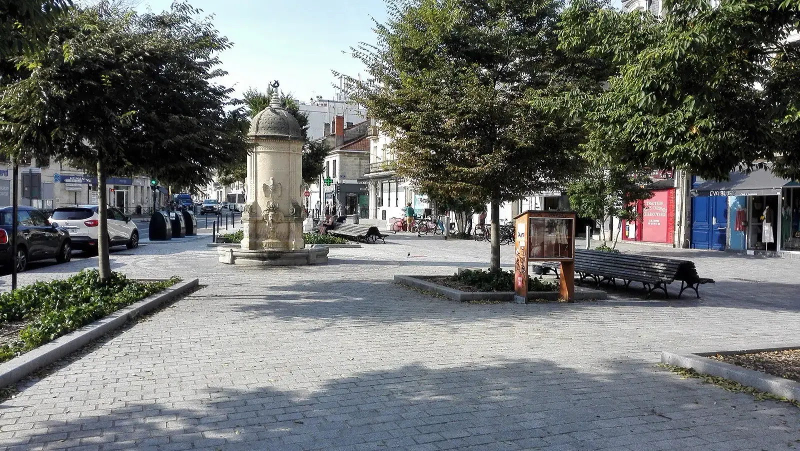 La place Nansouty, sa fontaine et ses commerces