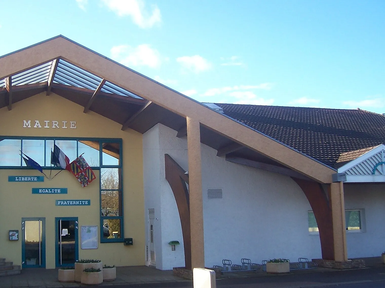 La mairie d’Oslon, façade jaune sous un grand auvent en bois