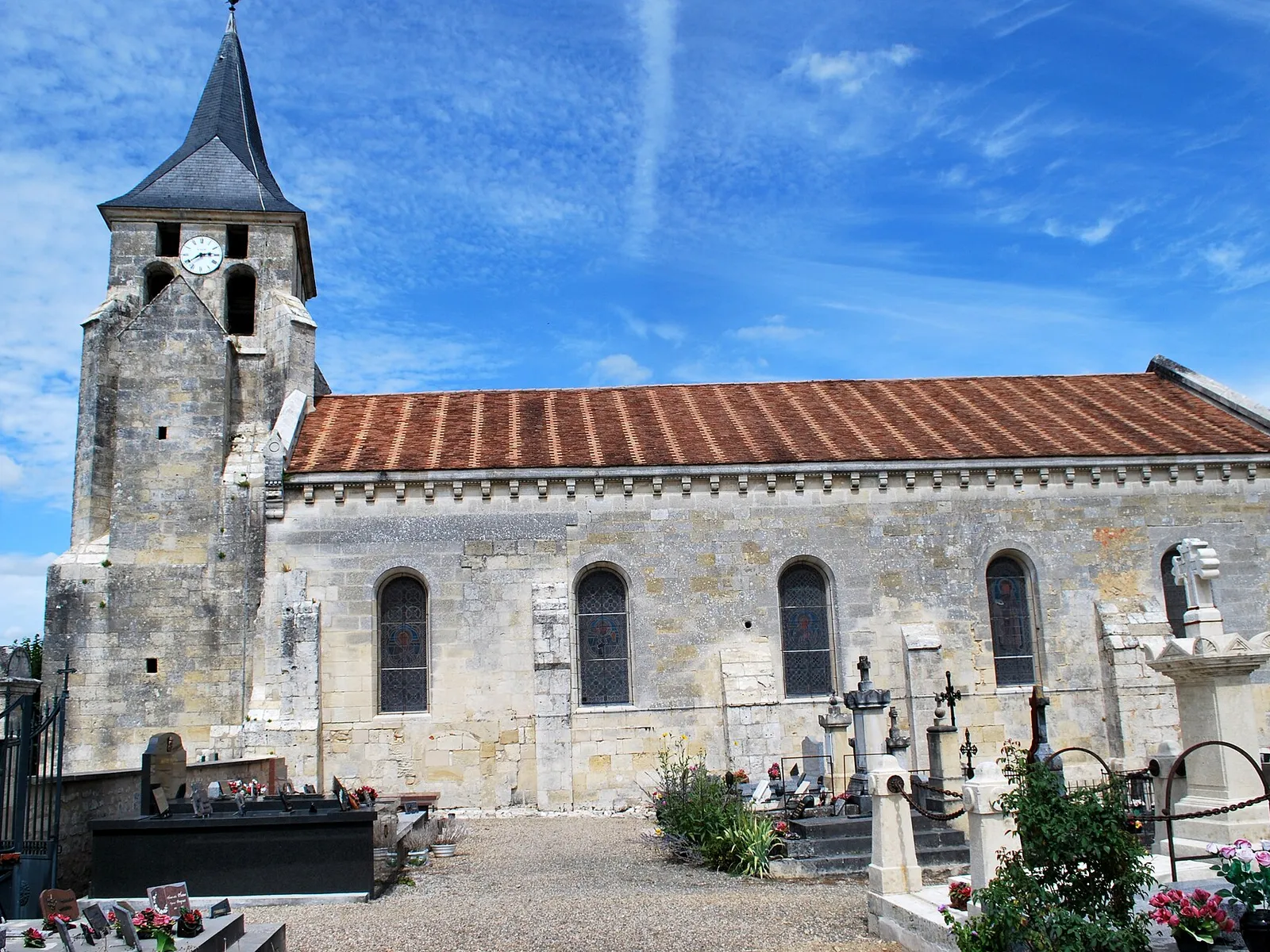 L’église Saint-Martin de Pompignac et son clocher, vus depuis le cimetière