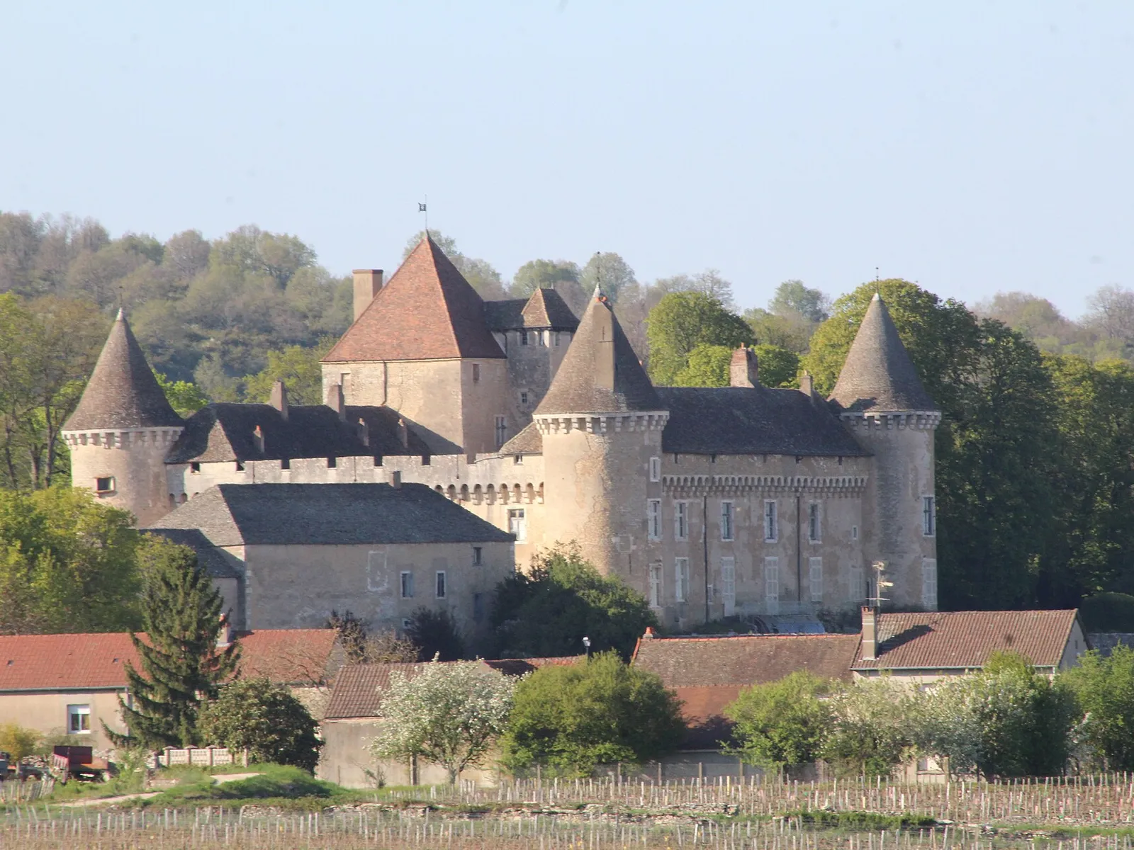 Le château de Rully et ses tours rondes au-dessus des vignes et des maisons du village