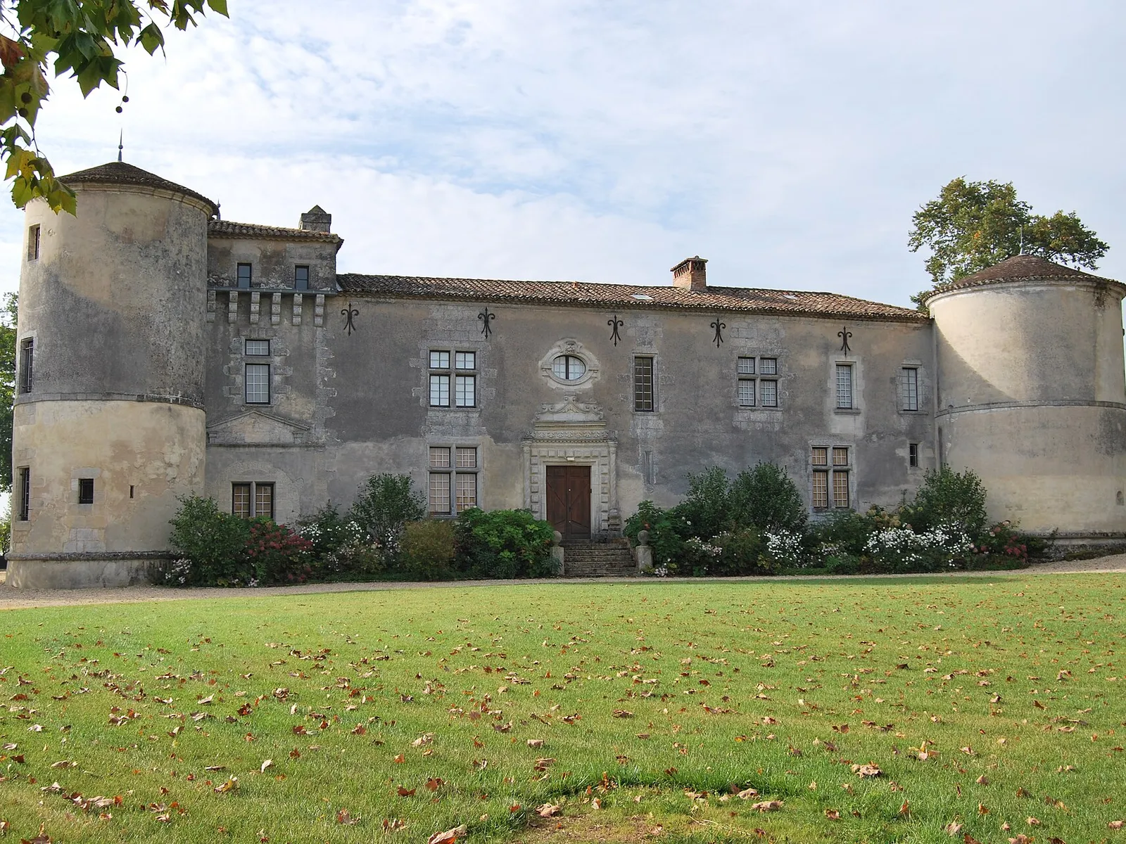 La façade du château de Carles à Saillans, entre ses deux tours rondes, derrière une pelouse