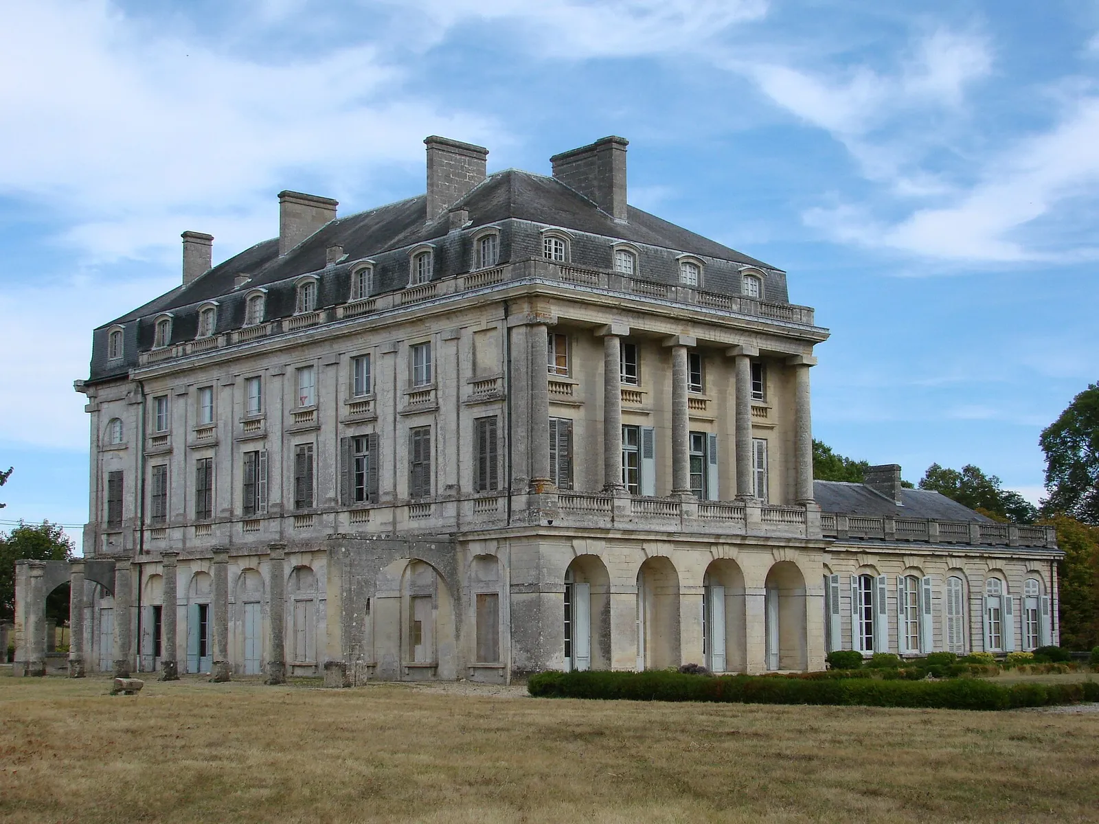 Le château du Bouilh, construit par Victor Louis à Saint-André-de-Cubzac, vu depuis le parc