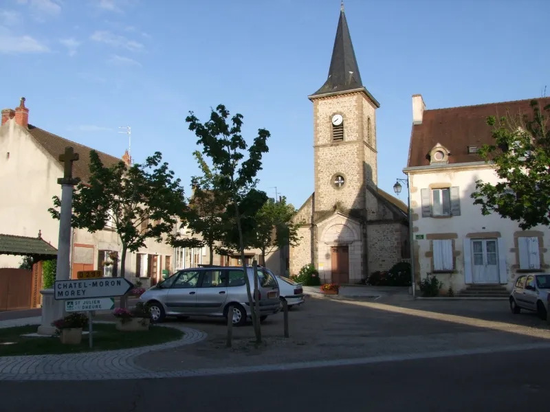 Le centre de Saint-Bérain-sur-Dheune et le clocher de l’église Saint-Bénigne sous un ciel bleu