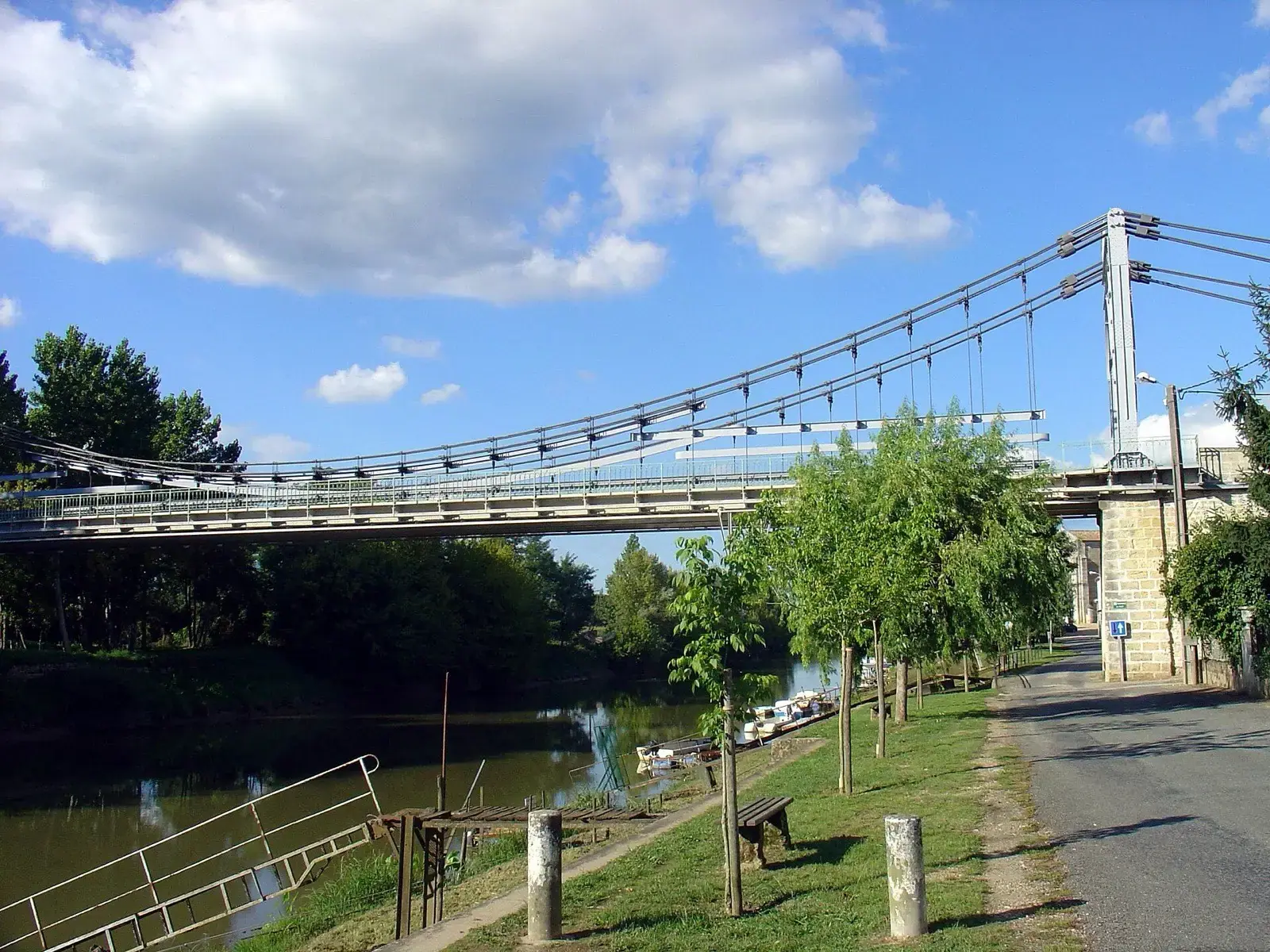 Le pont suspendu sur l’Isle et la promenade des berges